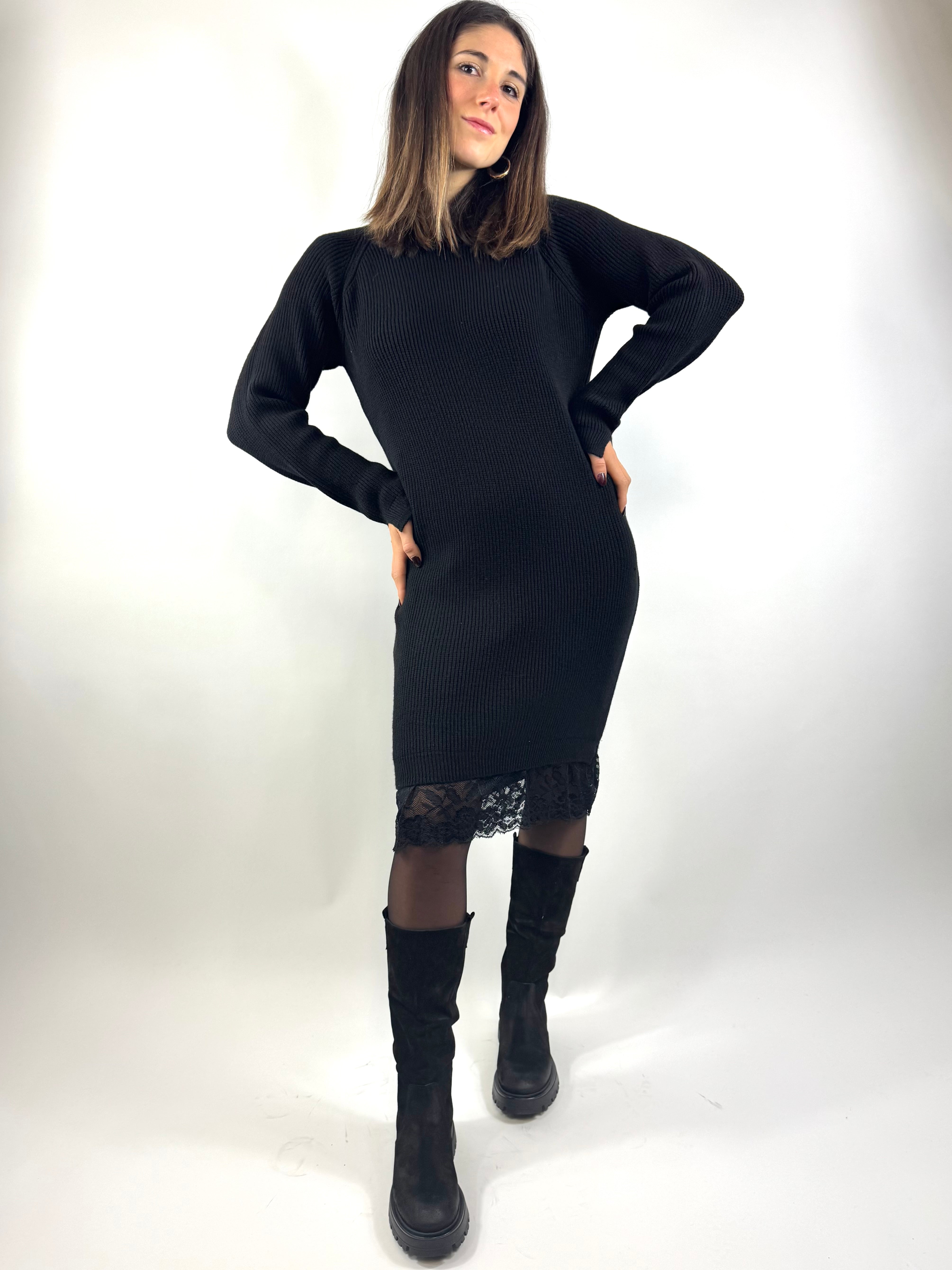SUSY MIX ABITO IN MAGLIA CON PIZZO NERO