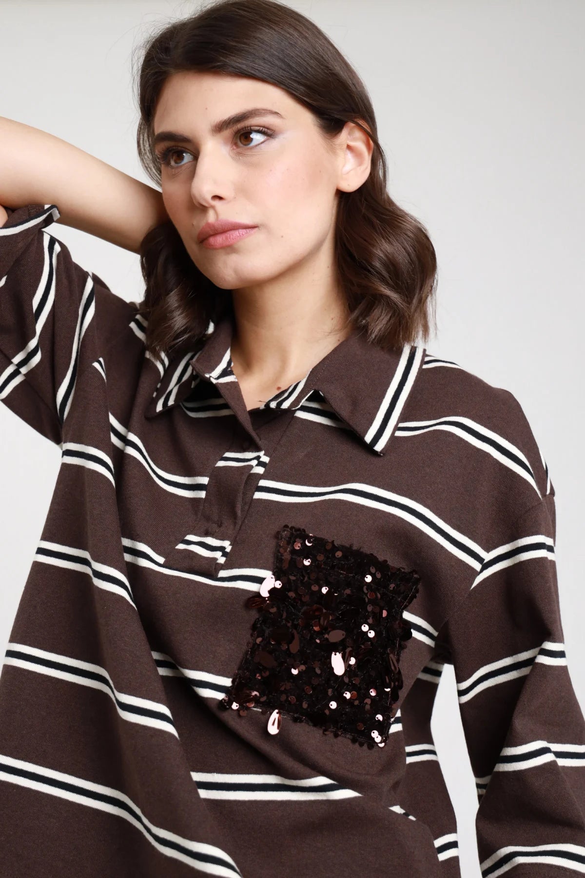 SUSY MIX POLO A RIGHE CON TASCHINO IN PAILLETTES
