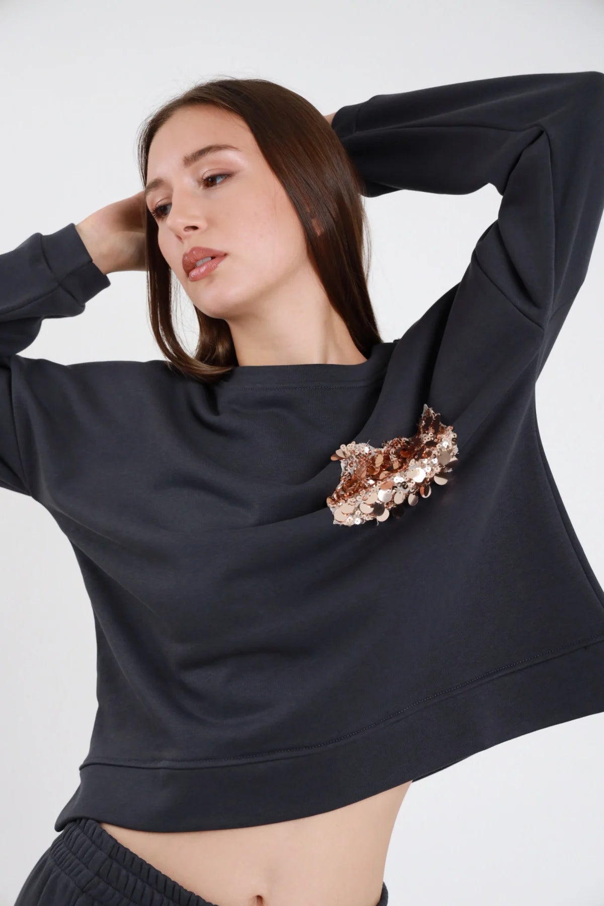 SUSY MIX FELPA CON TASCHINO IN PAILLETTES NERO