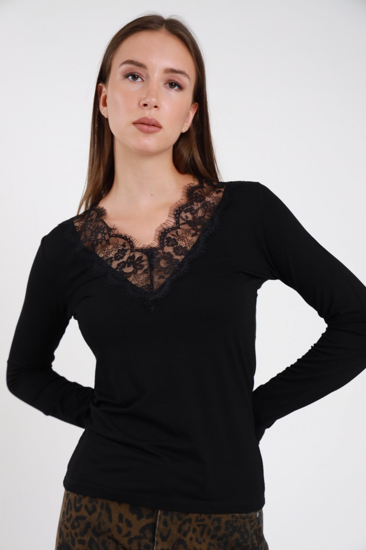 SUSY MIX MAGLIETTA SCOLLO A V PIZZO NERA