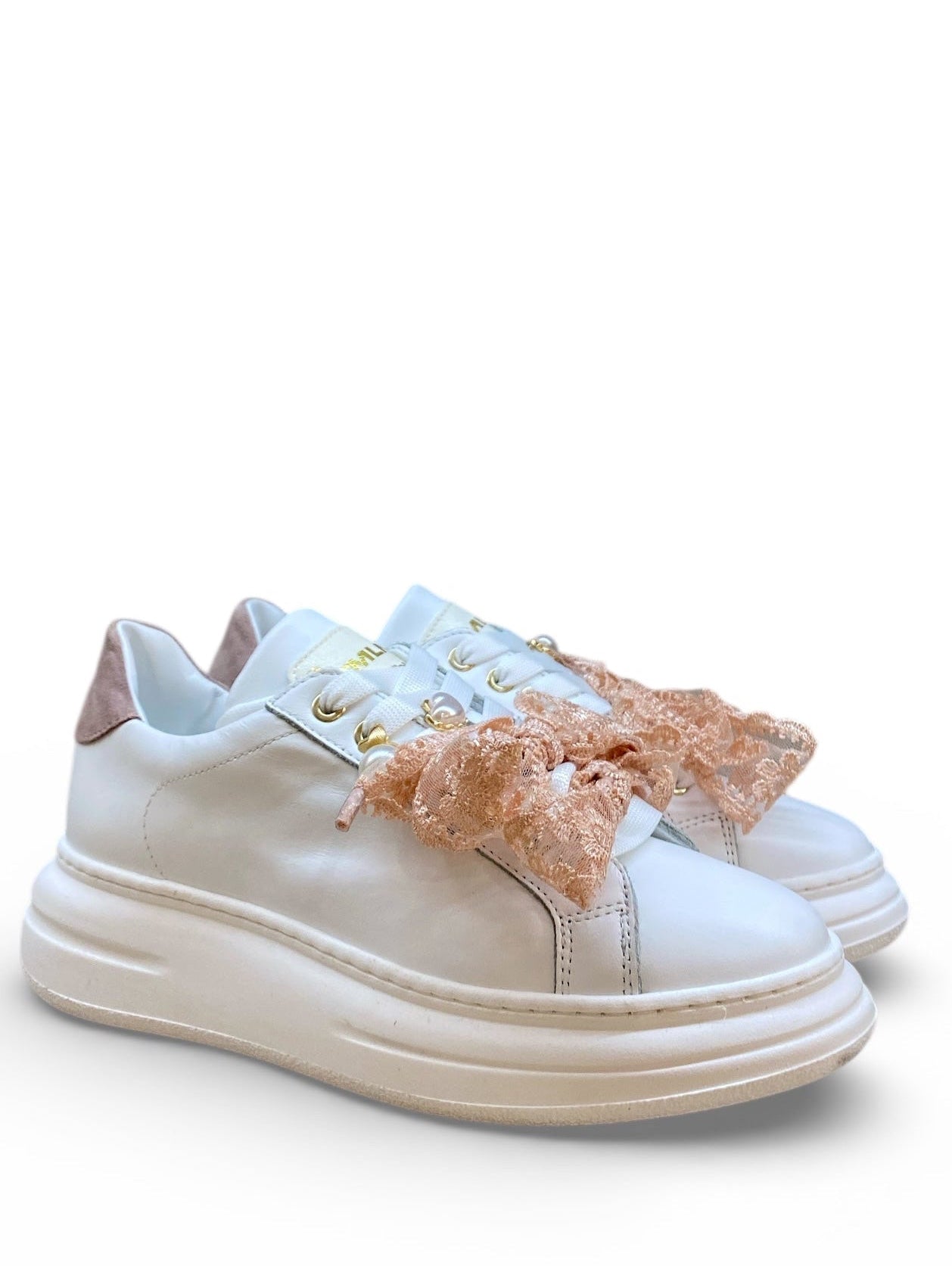 MELINE SNEAKER CON FIOCCO IN PIZZO E CHARMS