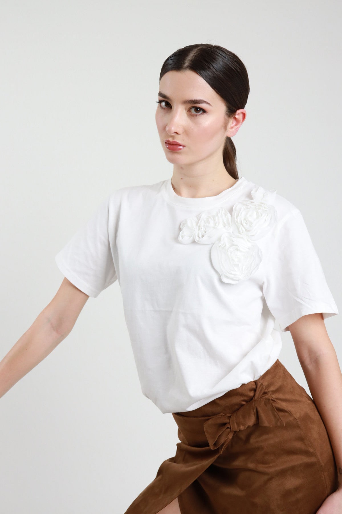 SUSY MIX T-SHIRT LATTE CON FIORI APPLICATI