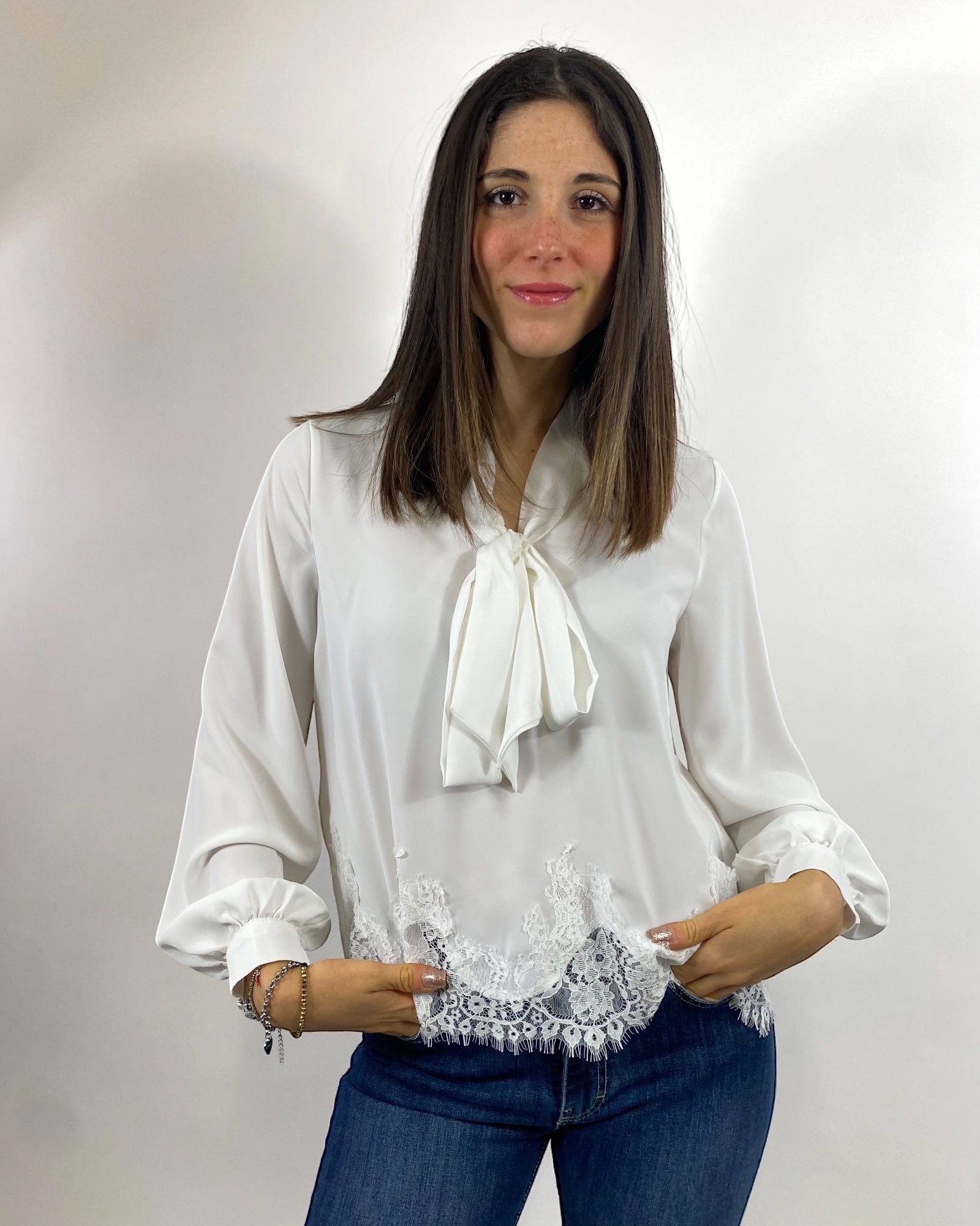 SUSY MIX BLUSA CON PIZZO E FIOCCO LATTE