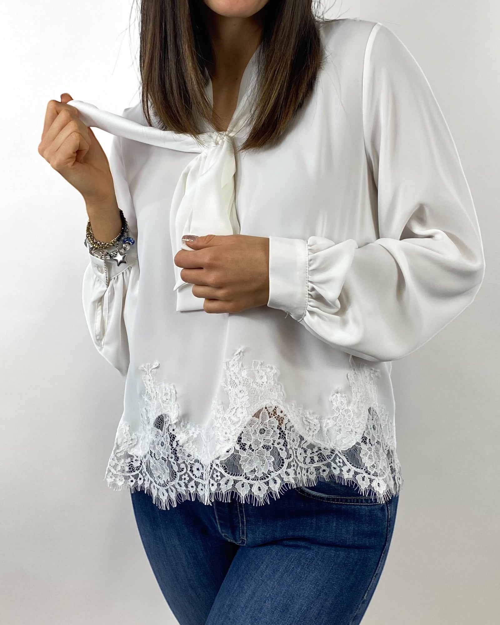 SUSY MIX BLUSA CON PIZZO E FIOCCO LATTE