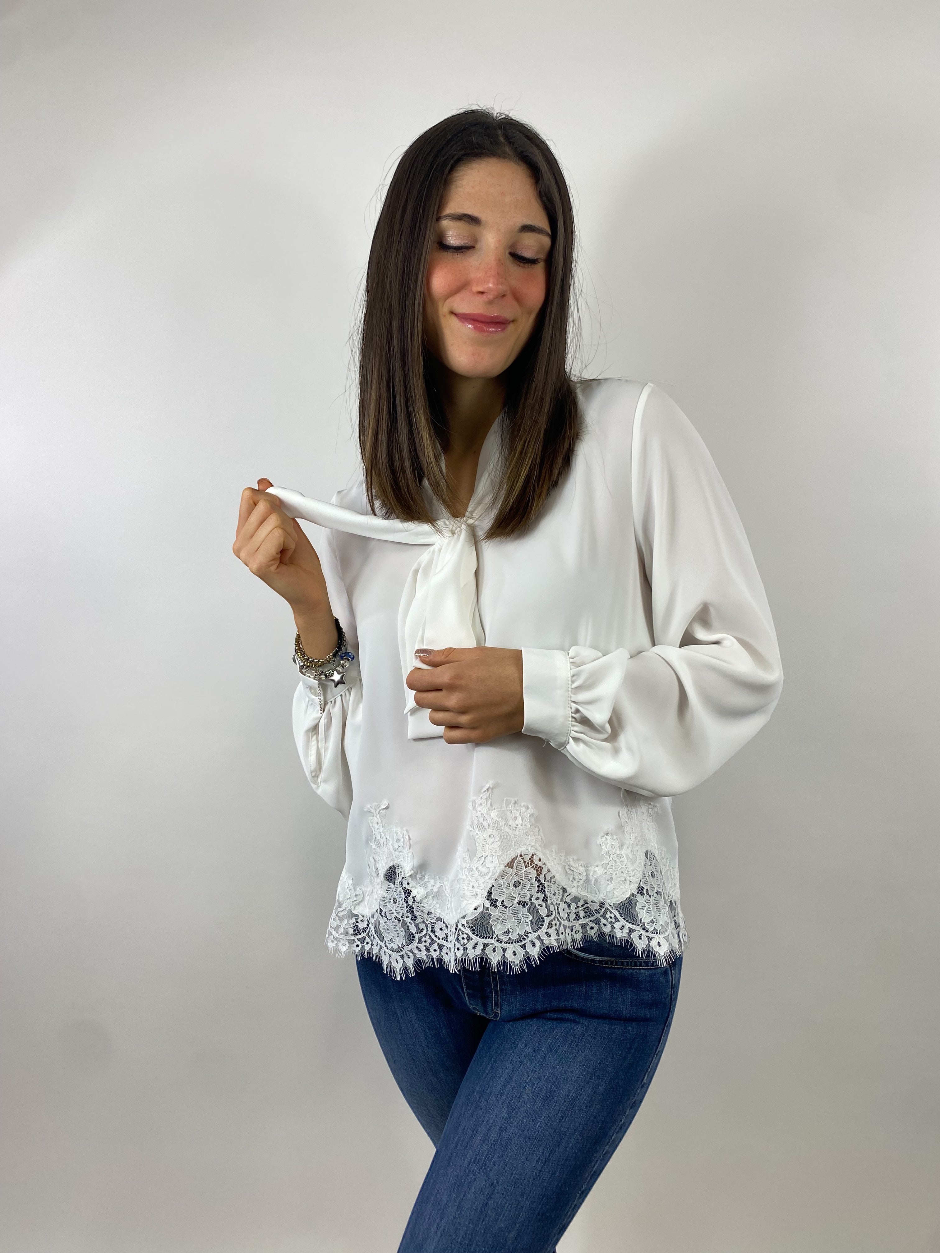 SUSY MIX BLUSA CON PIZZO E FIOCCO LATTE