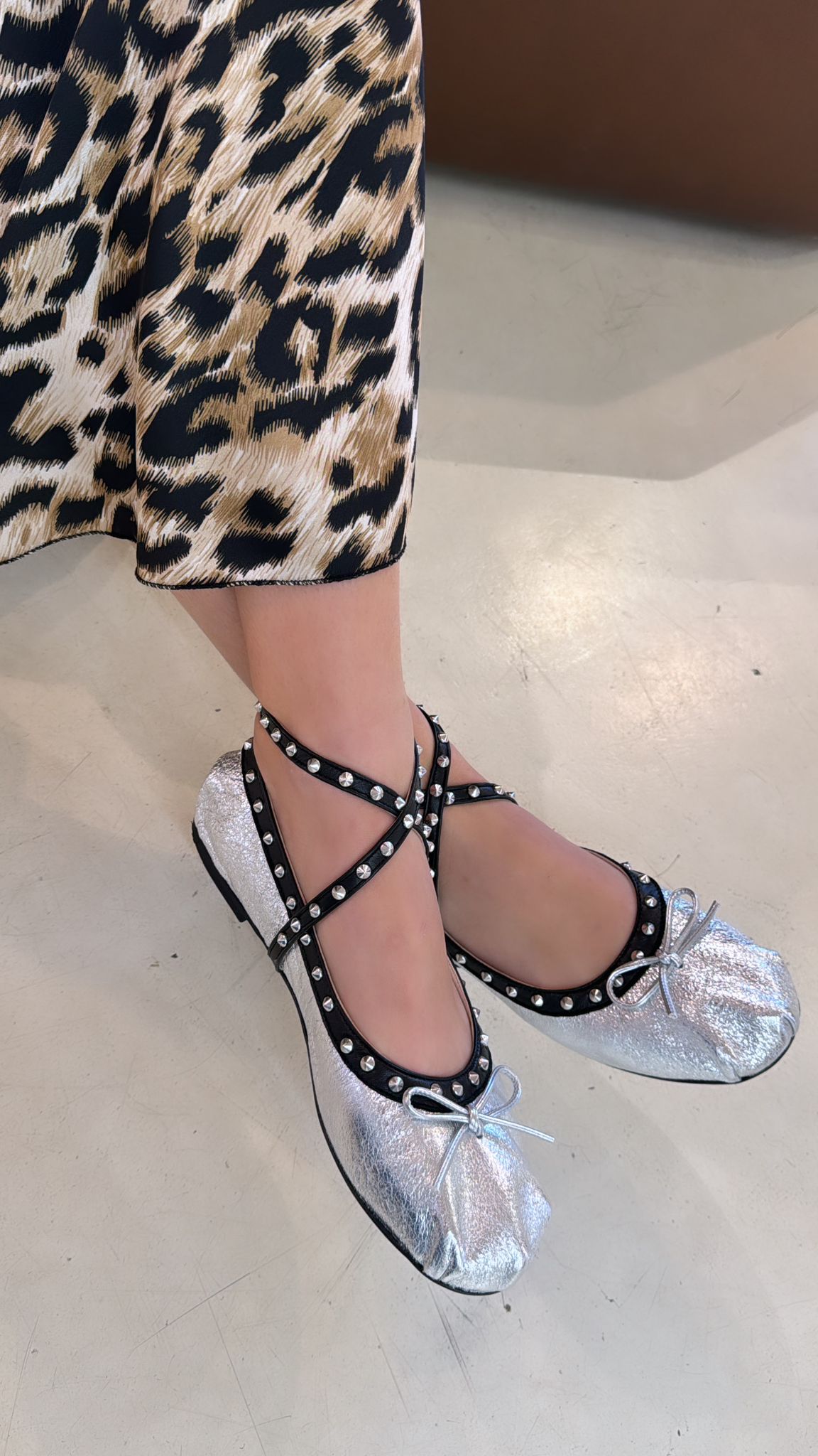 Divine Follie Ballerina in pelle argento e nero con borchie