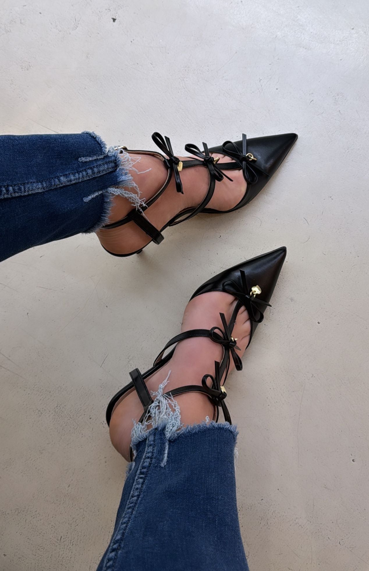 Divine Follie Slingback donna in ecopelle nera con fiocchetti e cuori oro