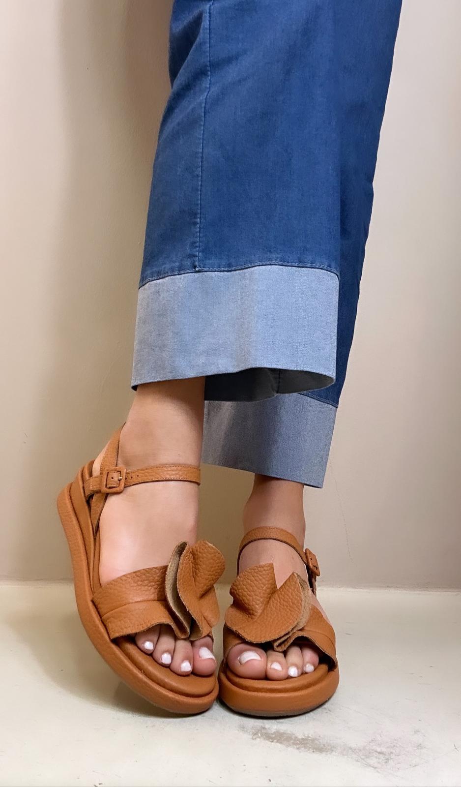 Altraofficina Sandalo donna in pelle bottalata tabacco con rouches