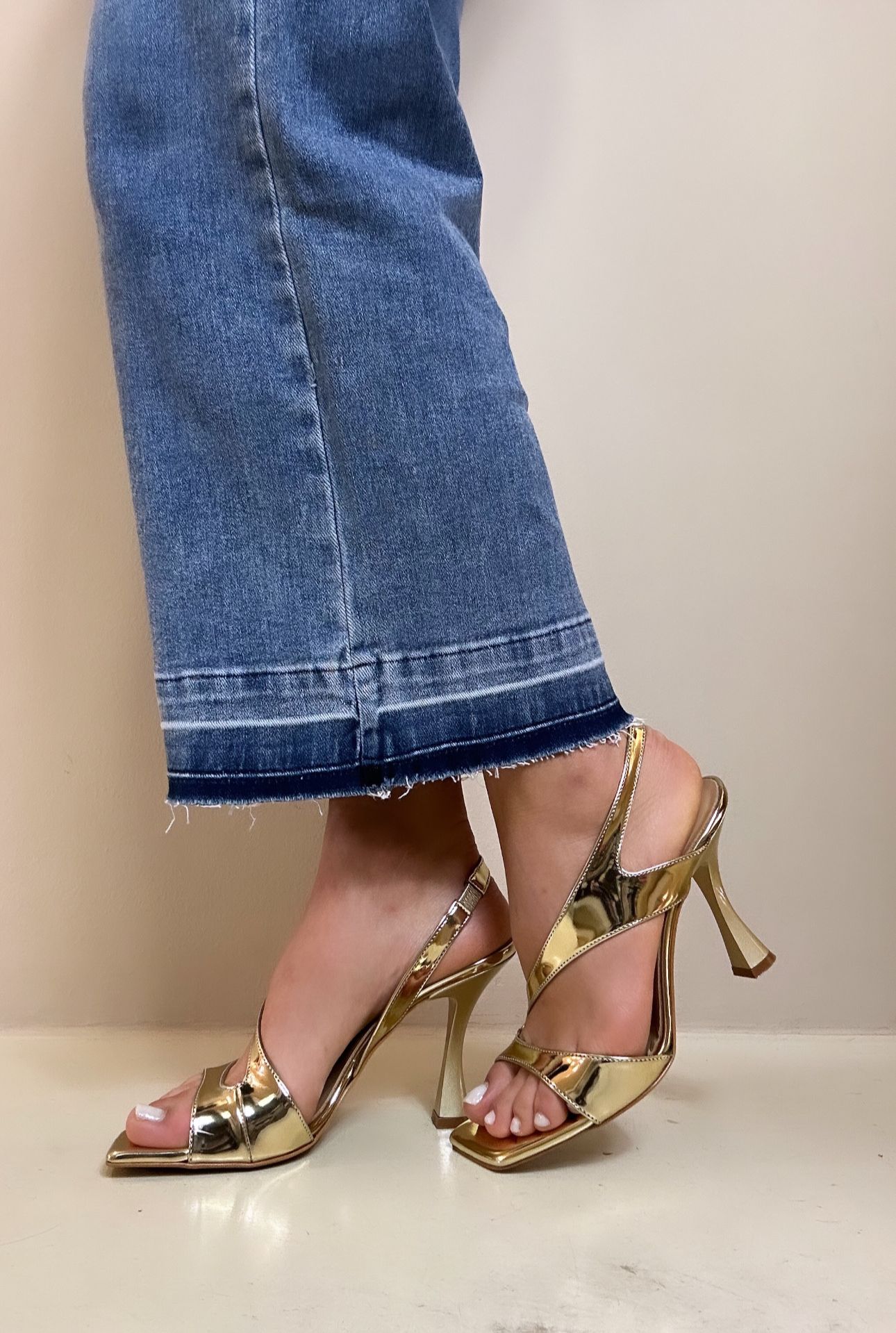 Bottega lotti Sandalo donna in platino specchiato con laccio asimmetrico