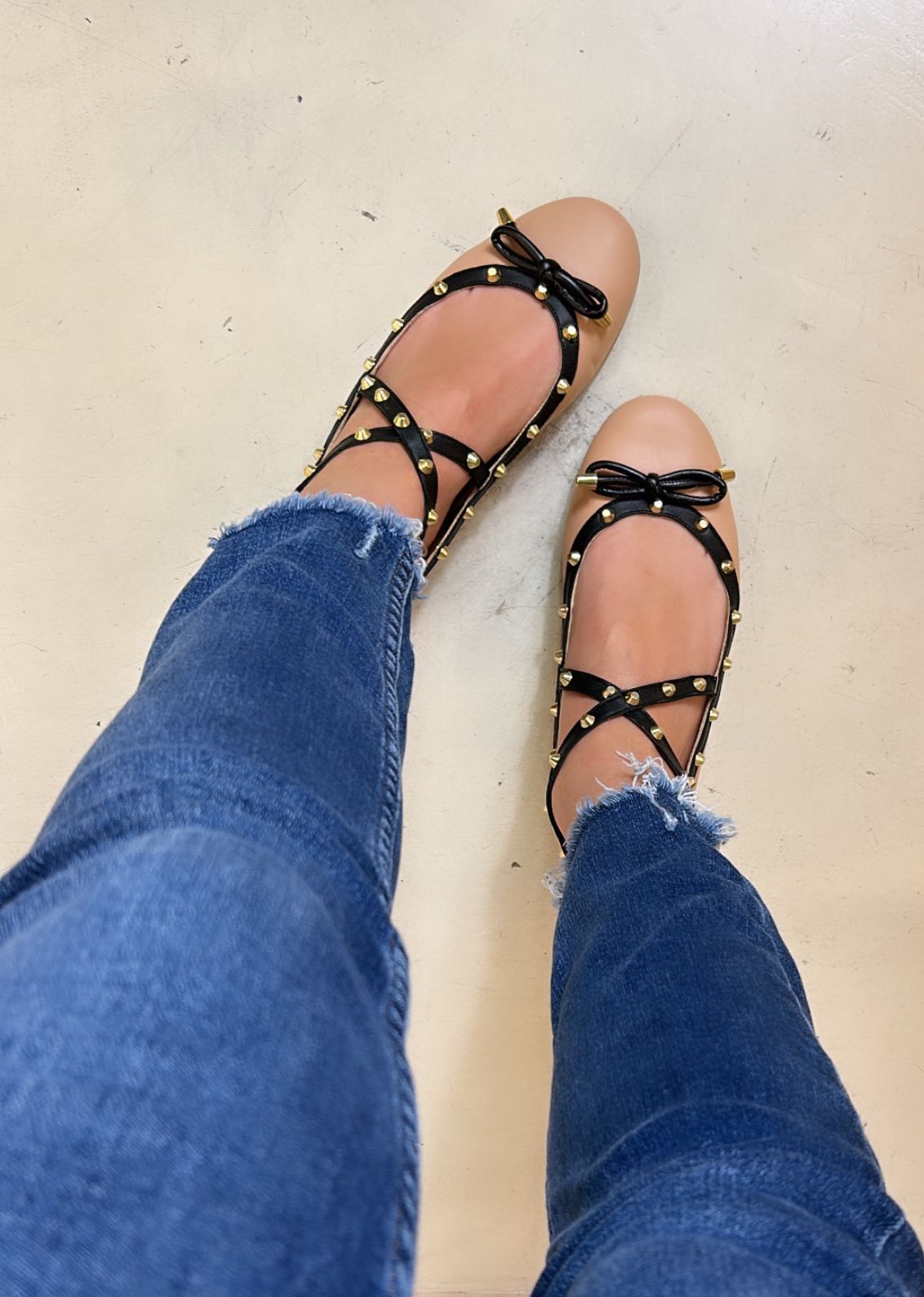 Maros Ballerina in pelle nude e profili nero con borchie oro