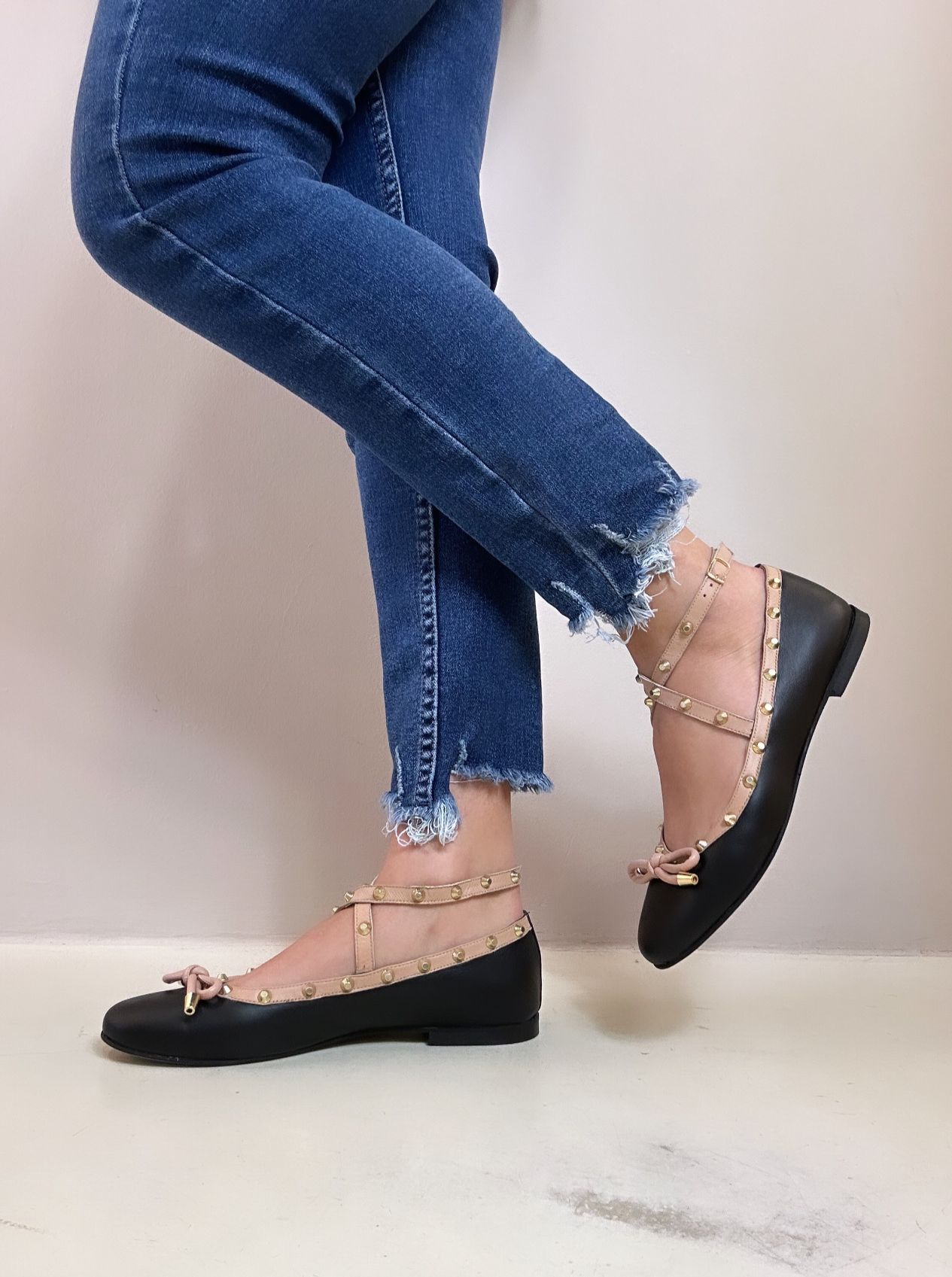 Maros Ballerina in pelle nero e profili nude con borchie oro