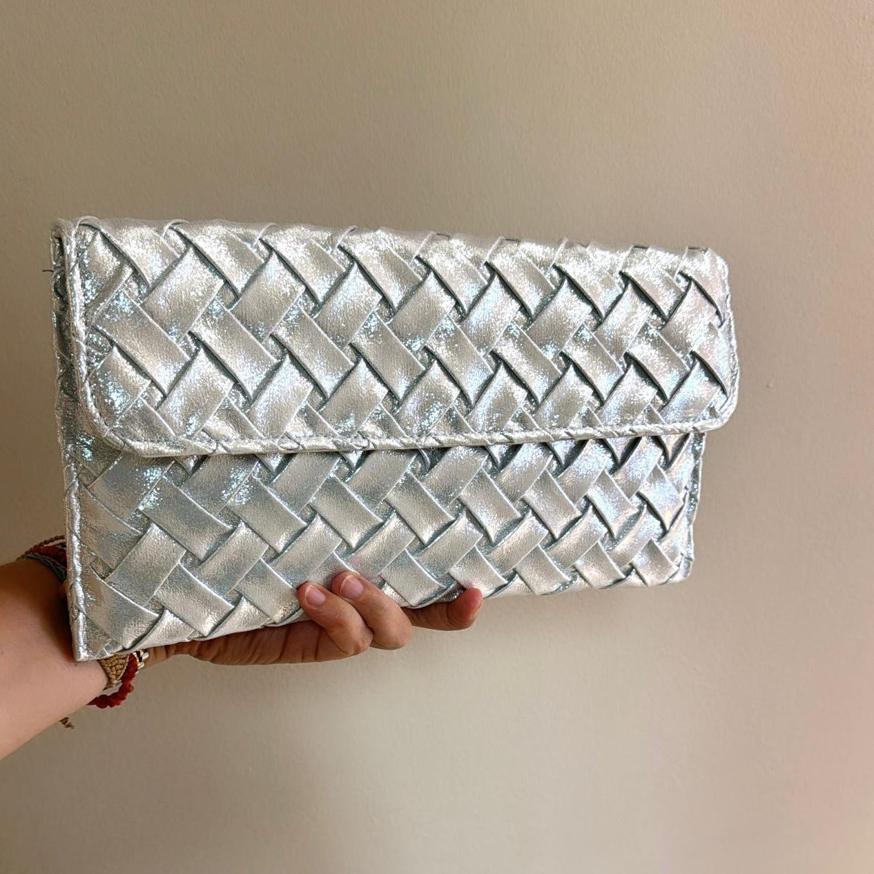 Anna Cecere Pochette in laminato argento intrecciata