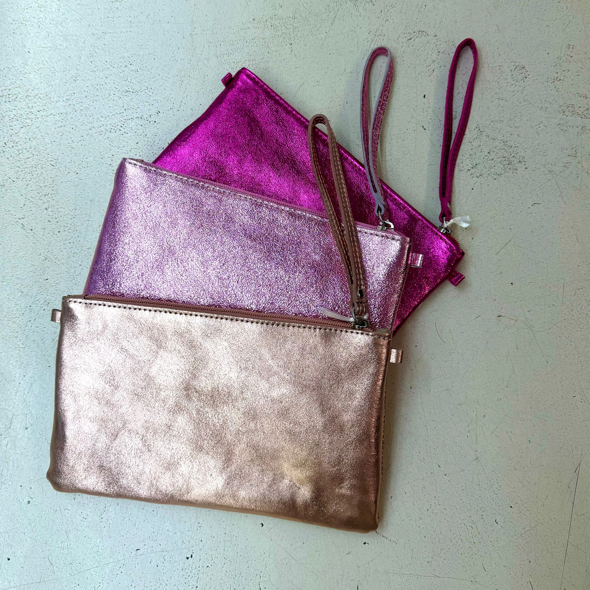 Cecile Pochette pelle laminata fucsia con polsiera e tracolla lunga regolabile