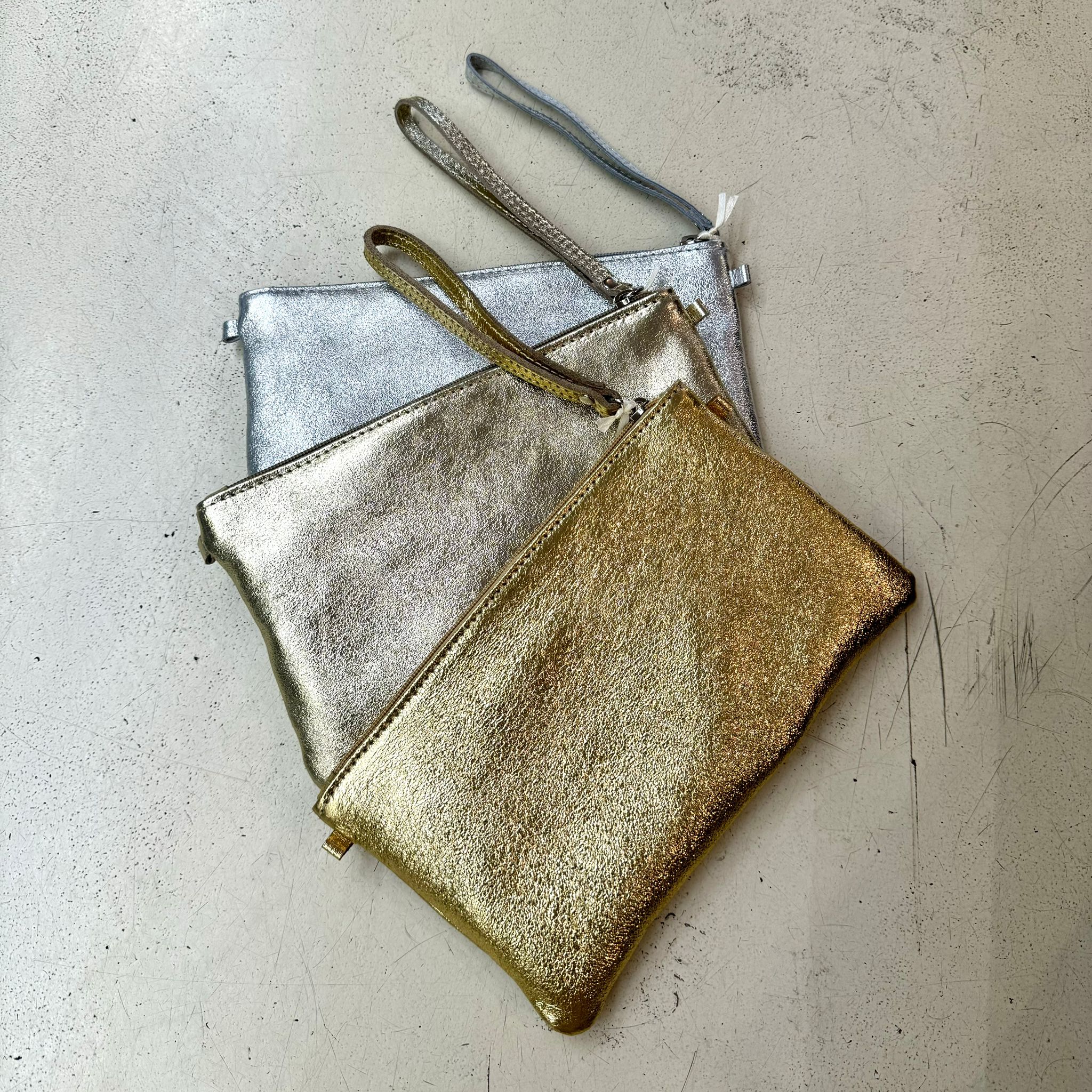 Cecile Pochette pelle laminata oro con polsiera e tracolla lunga regolabile