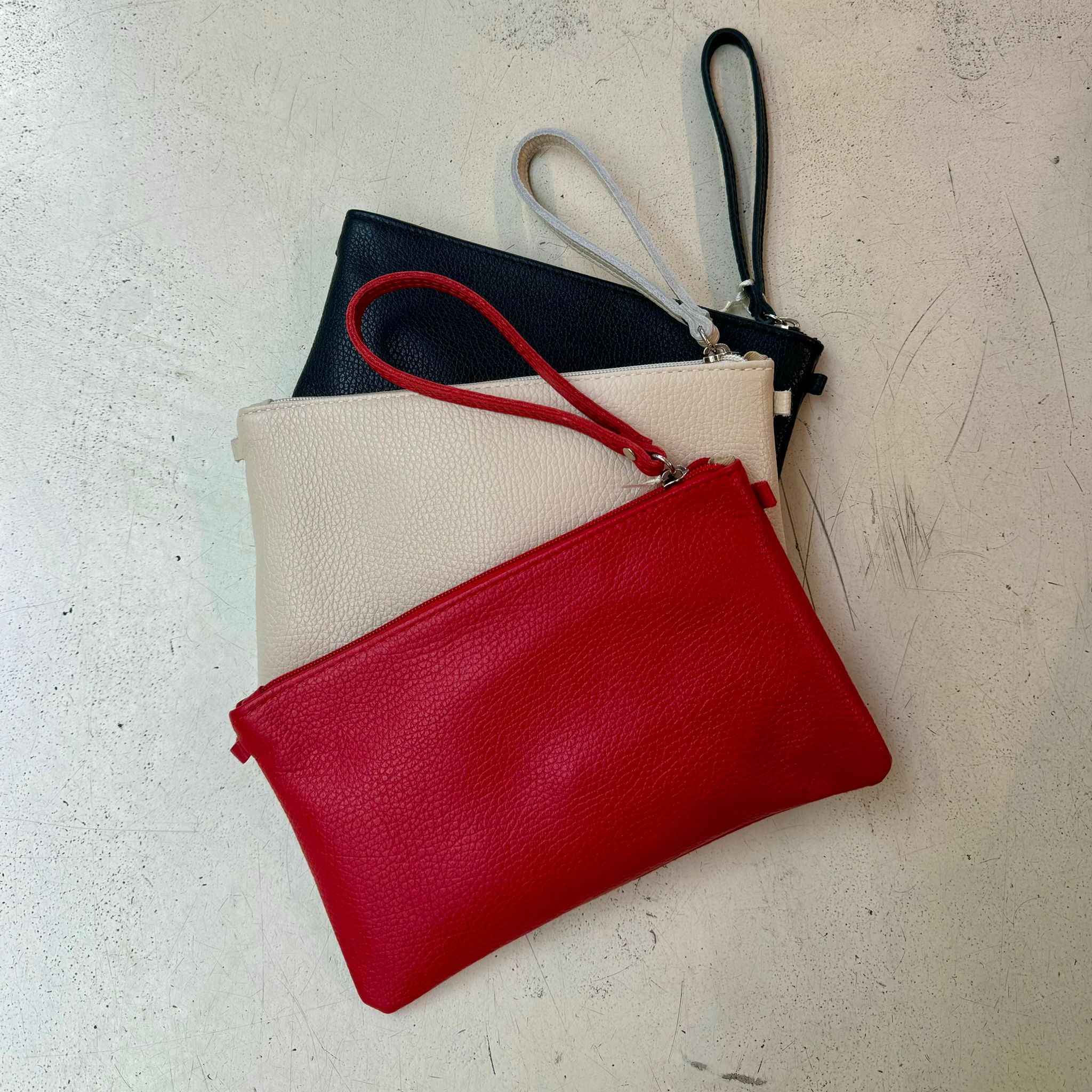 Cecile Pochette in pelle nera con polsiera e tracolla lunga regolabile