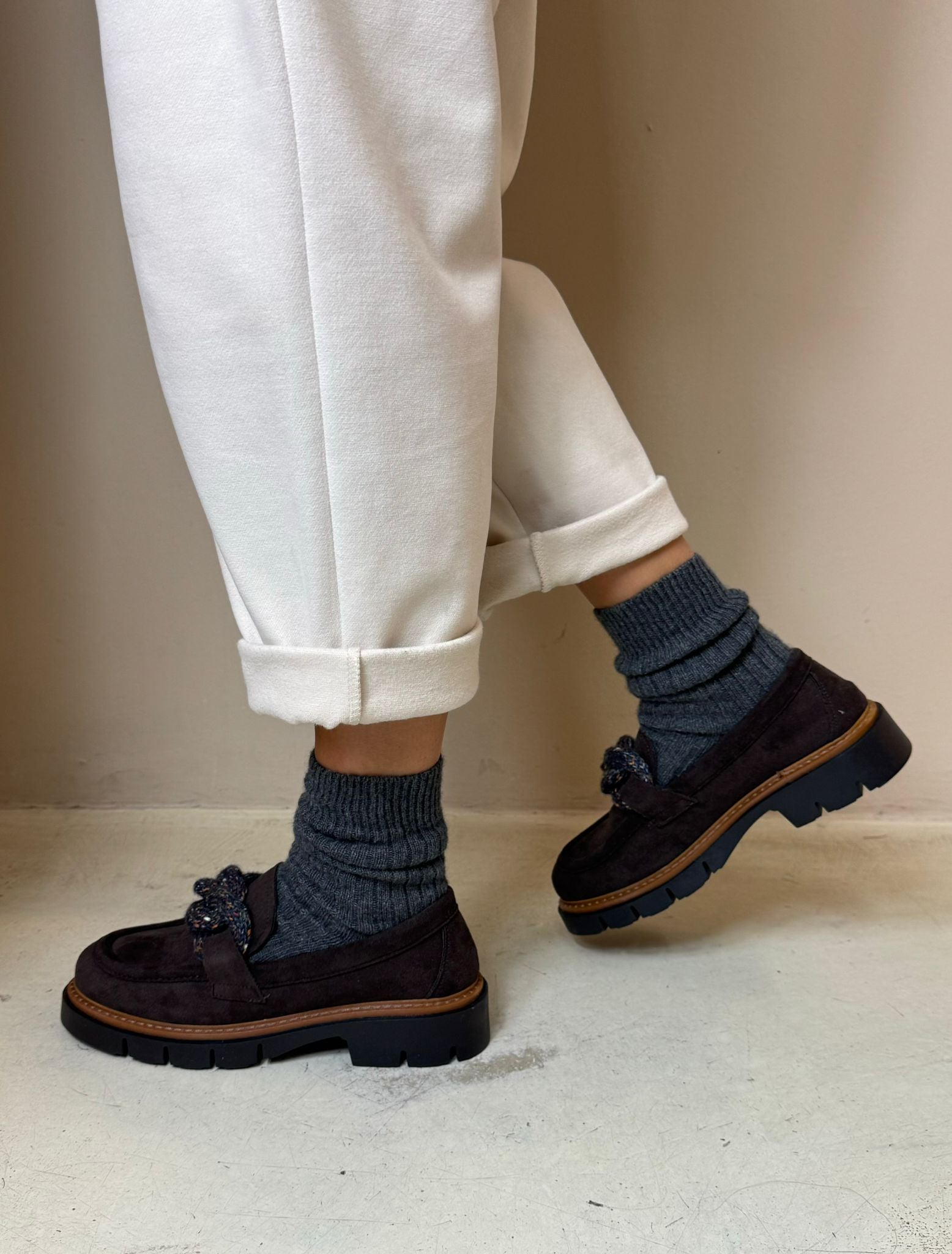 Bottega Lotti mocassino donna in eco camoscio moro con accessorio in lana