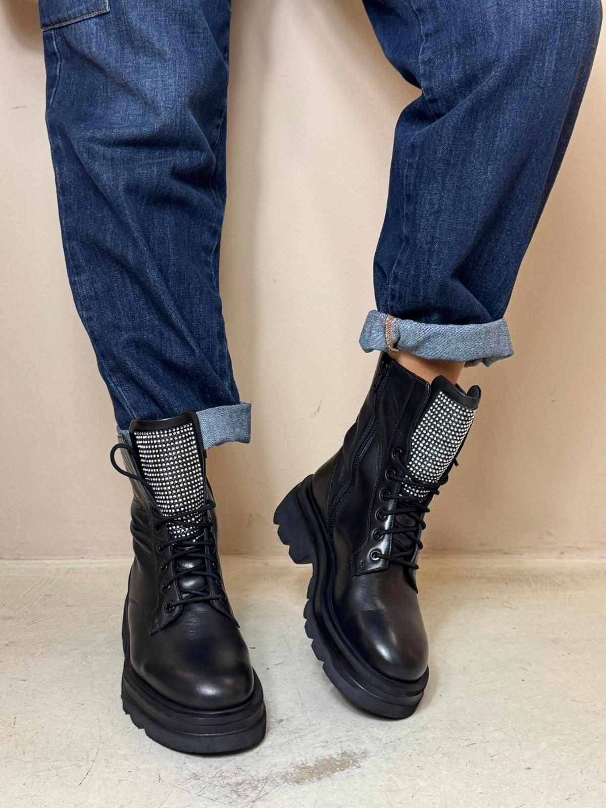 Cristin anfibio donna in pelle nero con linguetta strass