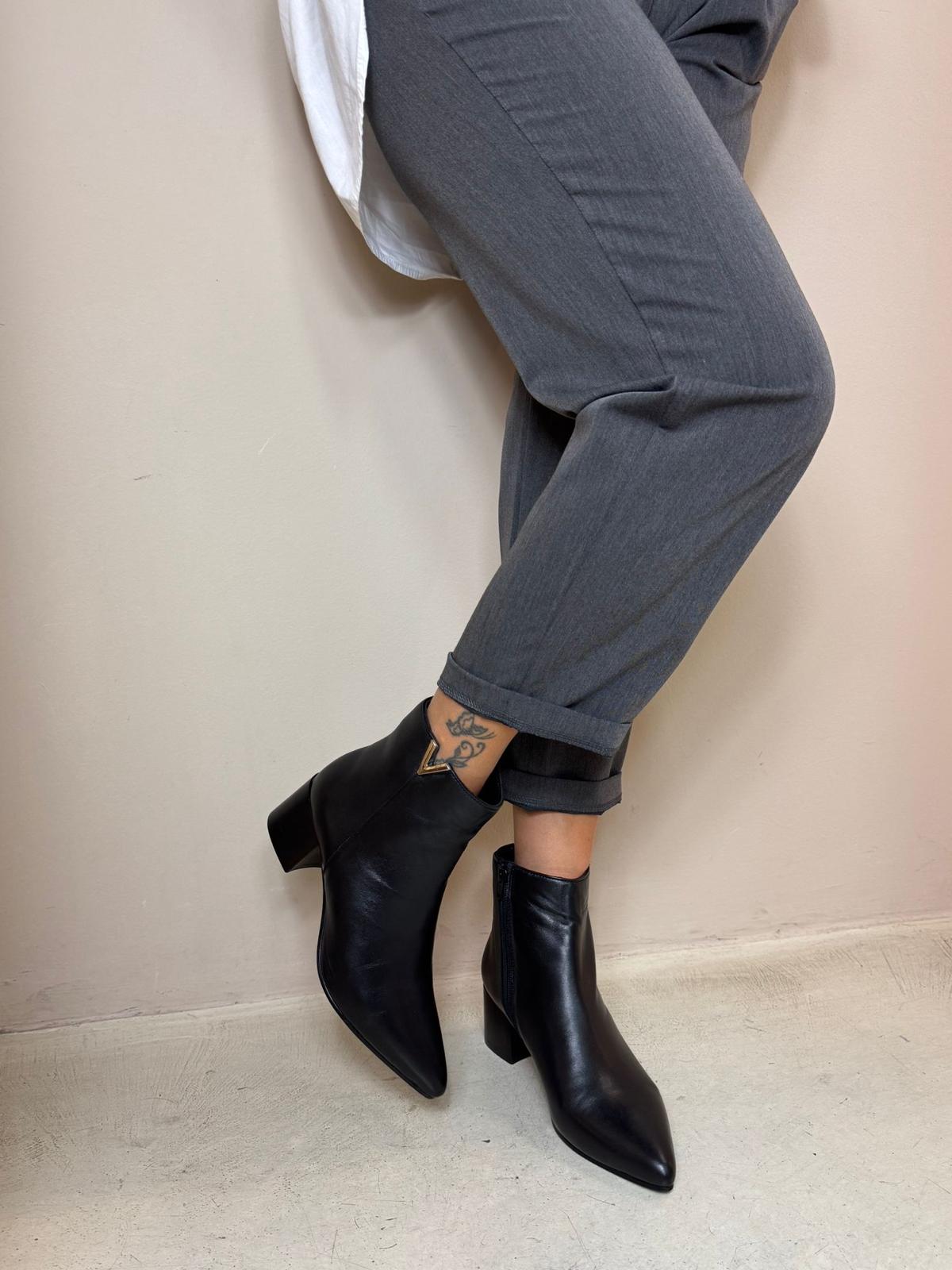 Cristin tronchetto donna in pelle nero con accessorio oro