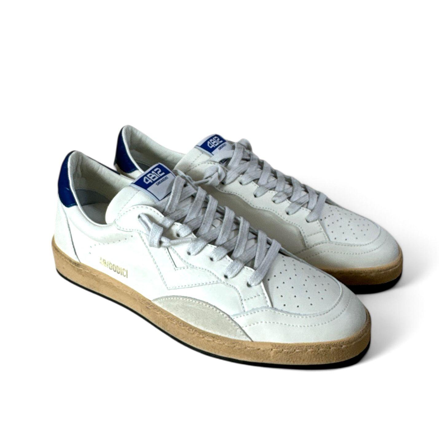 4B12 Sneaker uomo in pelle bianca e gonfietto blu con dettagli suede