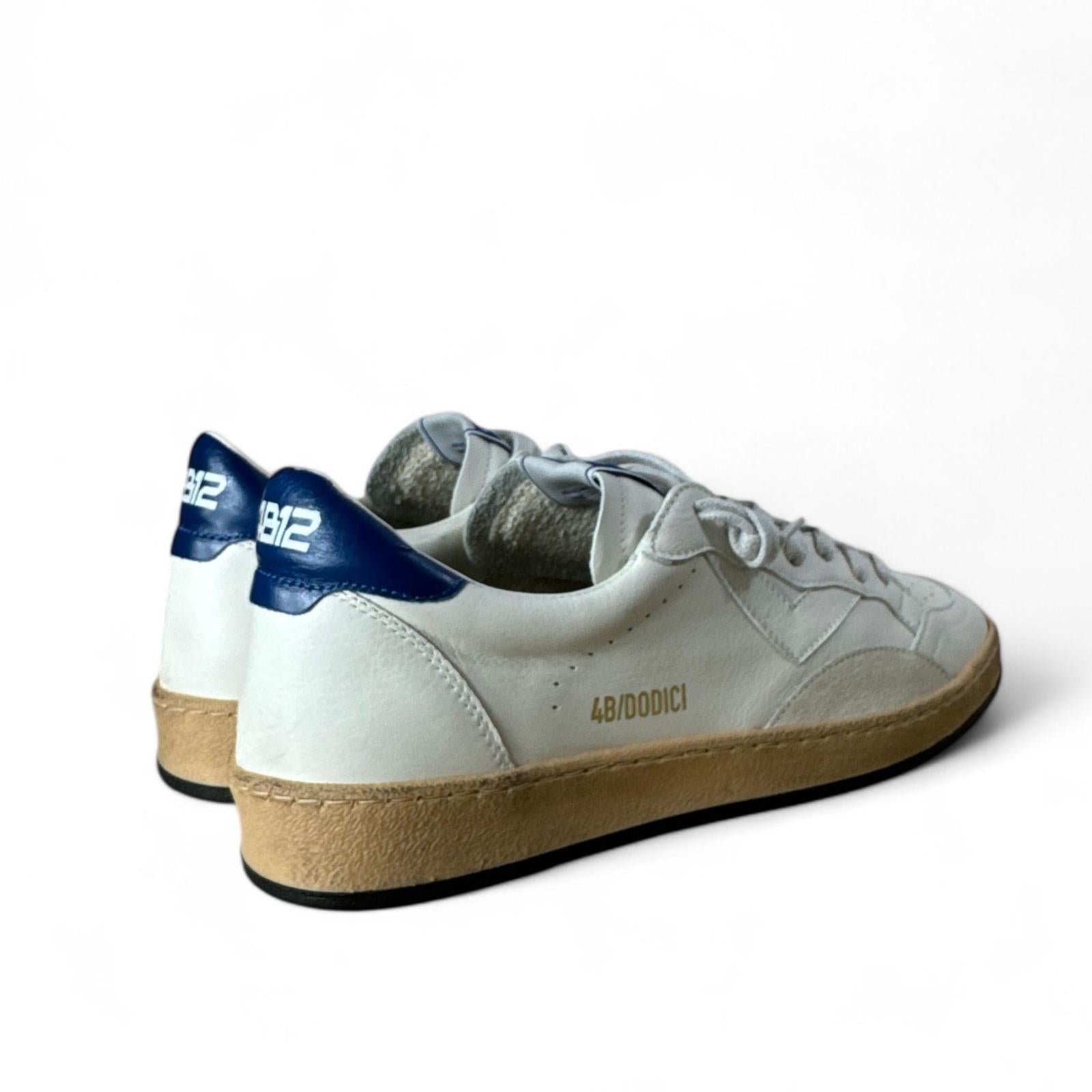4B12 Sneaker uomo in pelle bianca e gonfietto blu con dettagli suede