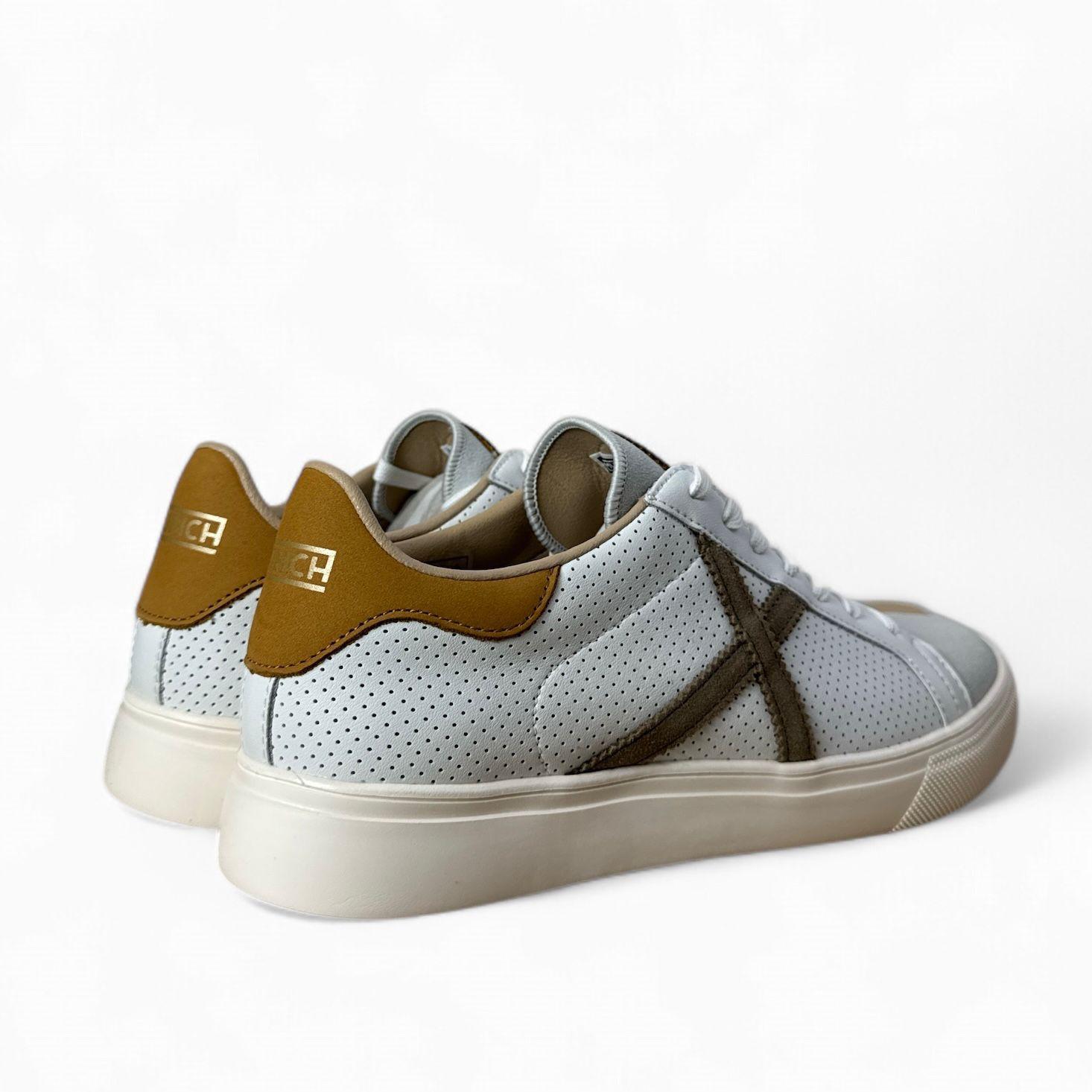 Munich sneakers uomo in pelle bianco traforata inserti in suede grigio con toppone camel