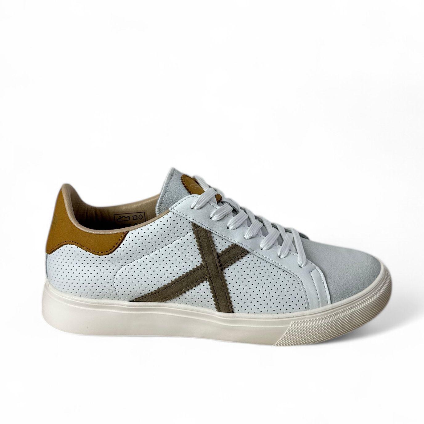 Munich sneakers uomo in pelle bianco traforata inserti in suede grigio con toppone camel