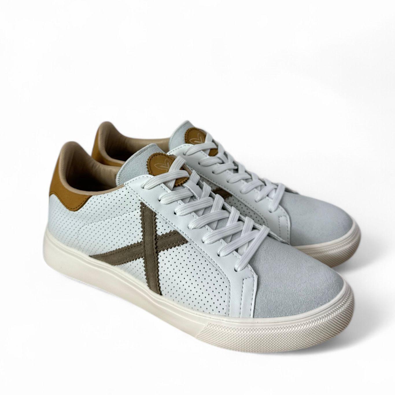 Munich sneakers uomo in pelle bianco traforata inserti in suede grigio con toppone camel