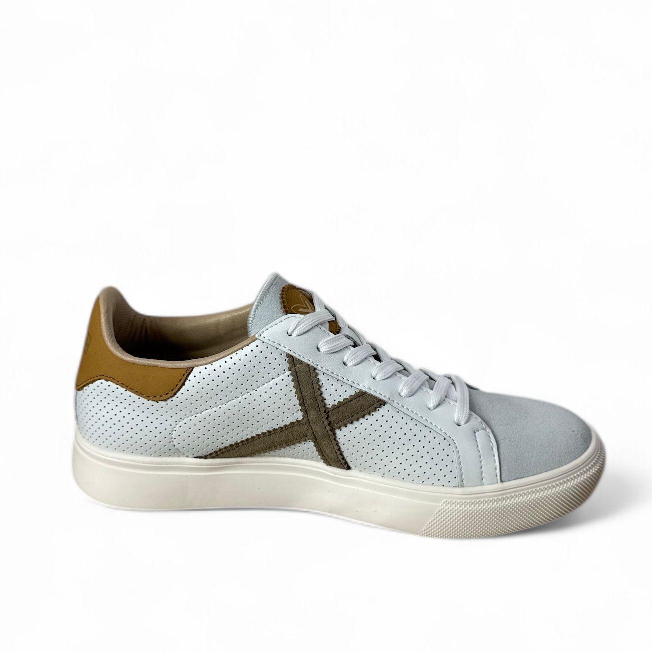 Munich sneakers uomo in pelle bianco traforata inserti in suede grigio con toppone camel