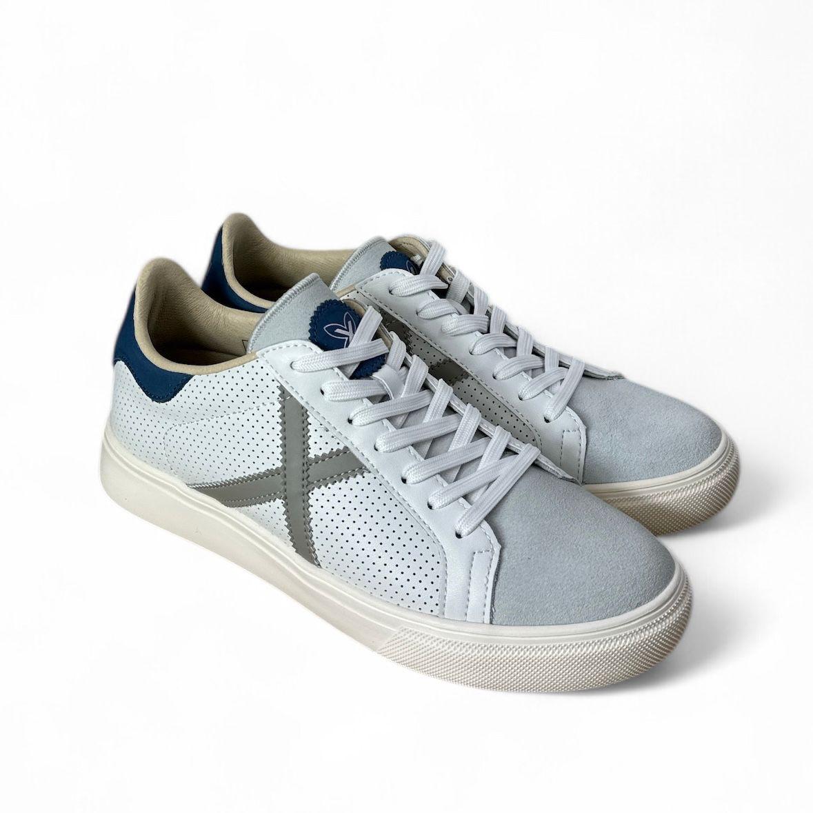 Munich sneakers uomo in pelle bianco traforata inserti in suede e pelle grigio toppone blu