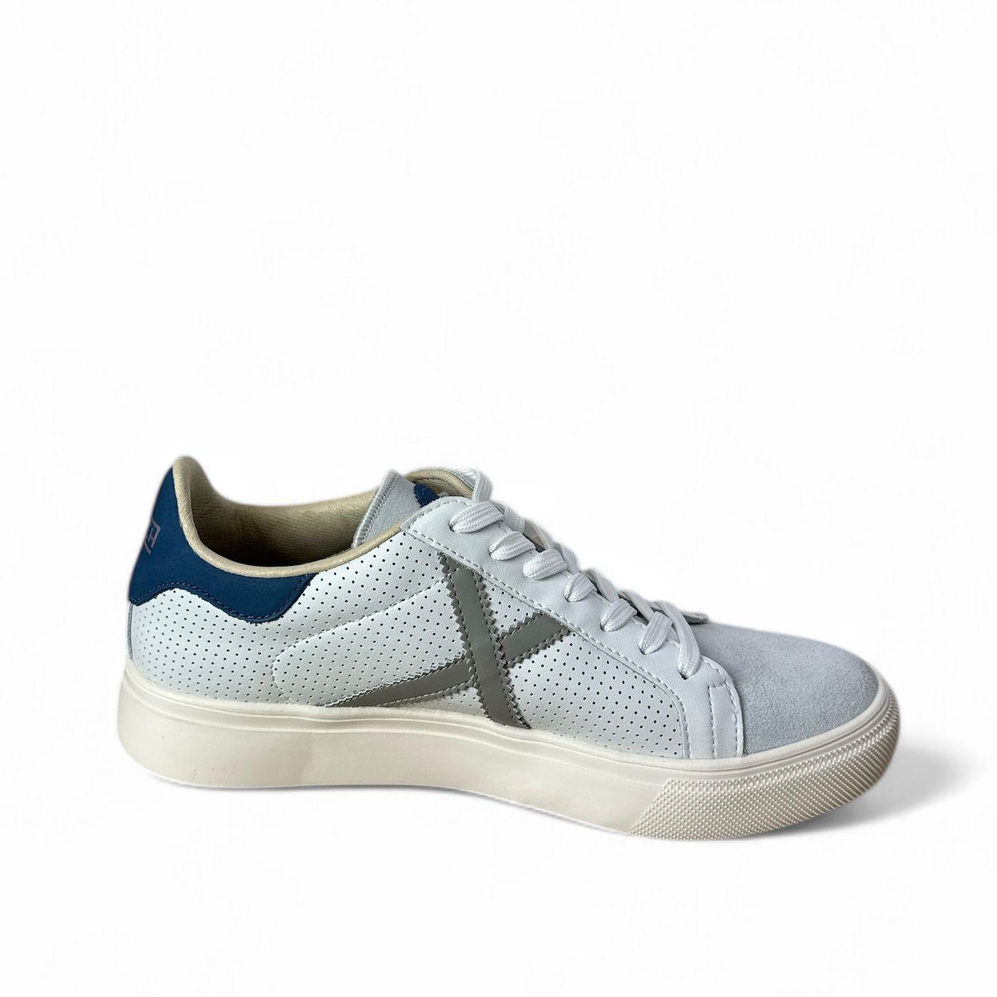 Munich sneakers uomo in pelle bianco traforata inserti in suede e pelle grigio toppone blu