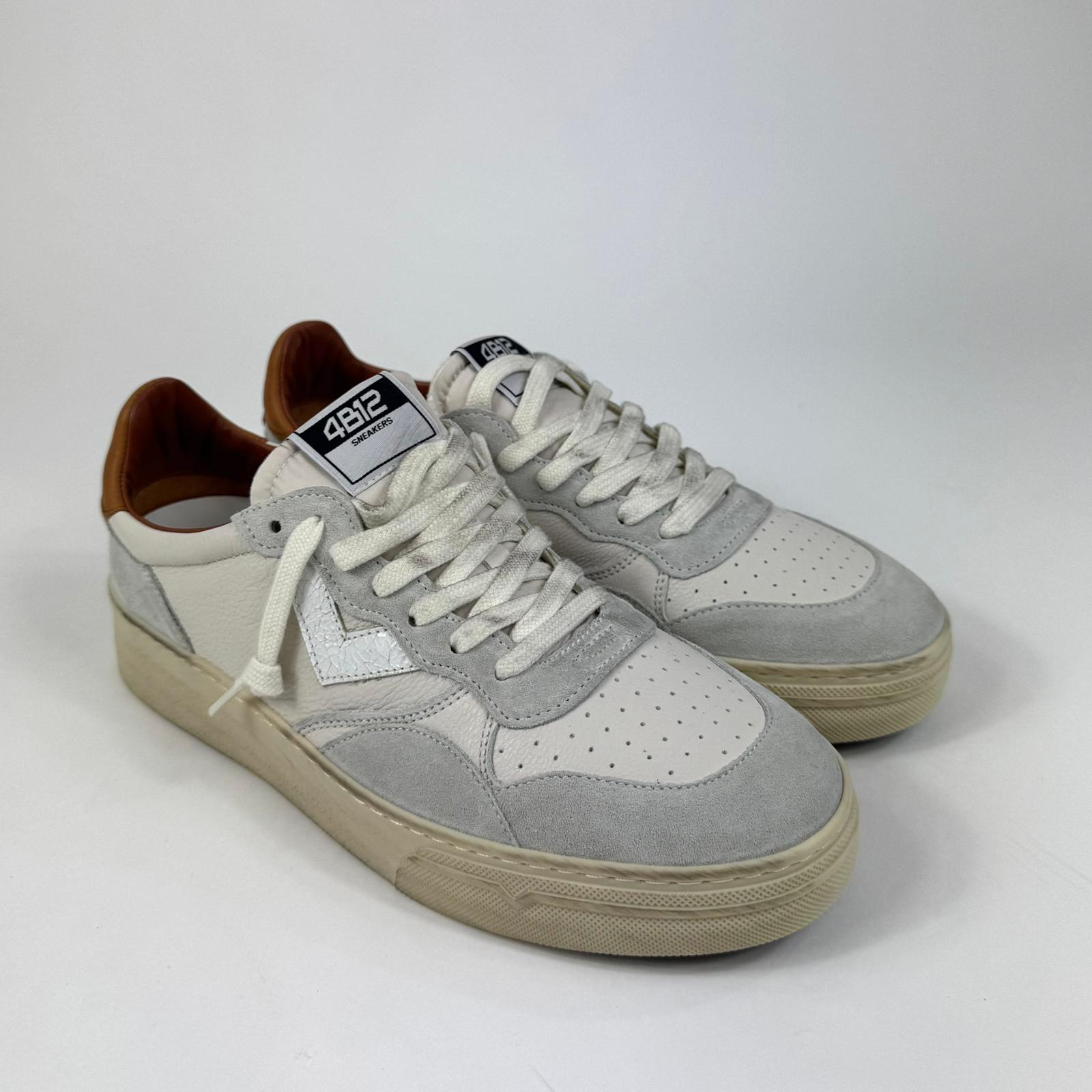 4B12 sneaker uomo in pelle bianca con gonfietto cuoio e dettagli suede