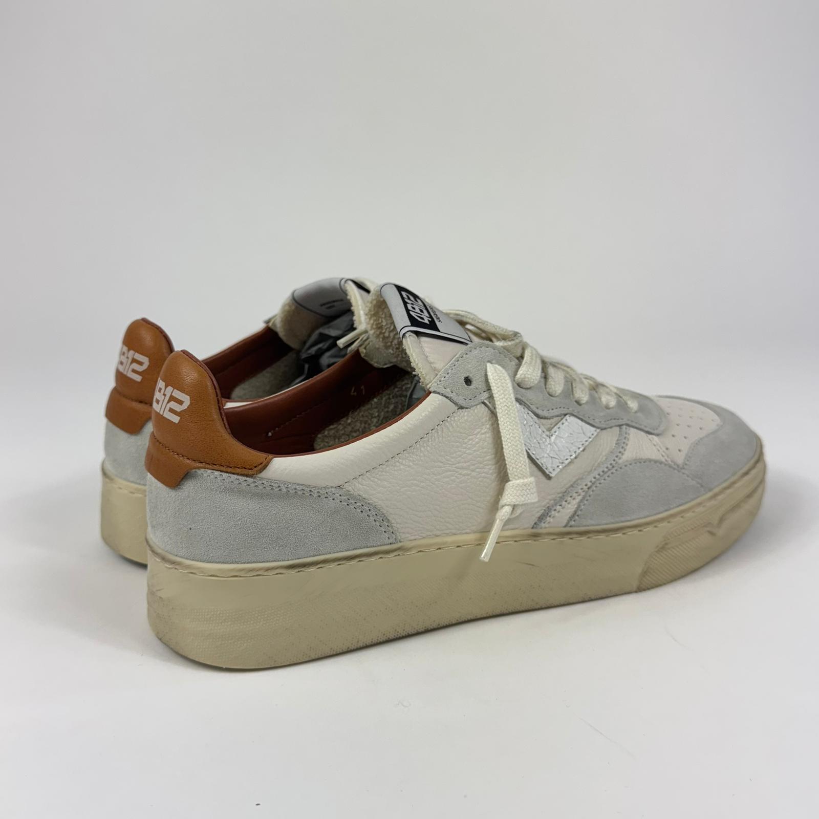 4B12 sneaker uomo in pelle bianca con gonfietto cuoio e dettagli suede