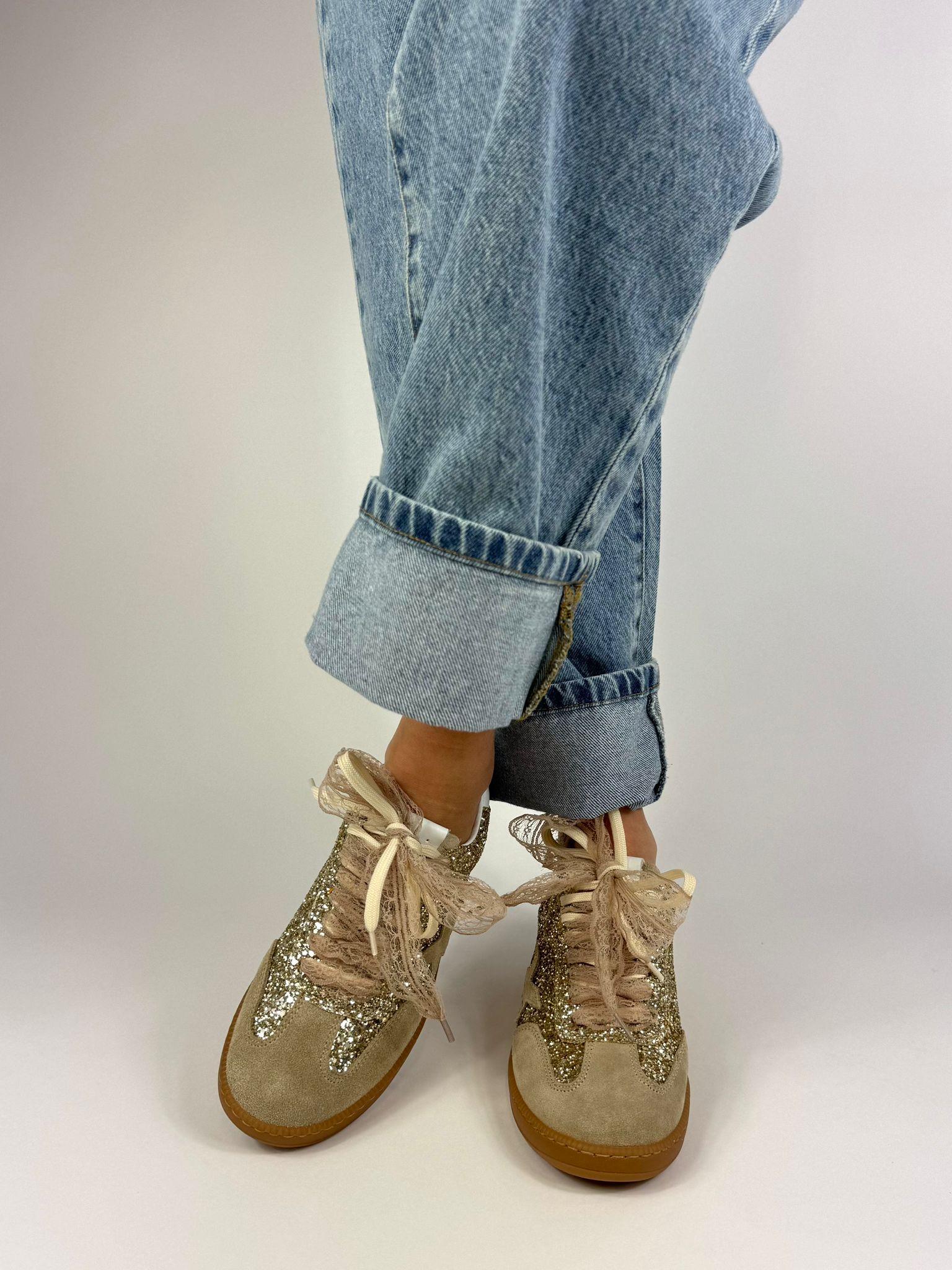 MÉLINÉ sneakers donna in glitter platino e suede taupe con toppone in pelle bianco e lacci in pizzo nude