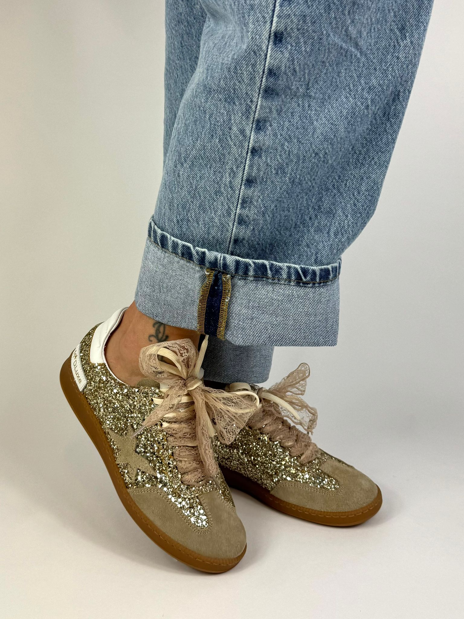 MÉLINÉ sneakers donna in glitter platino e suede taupe con toppone in pelle bianco e lacci in pizzo nude
