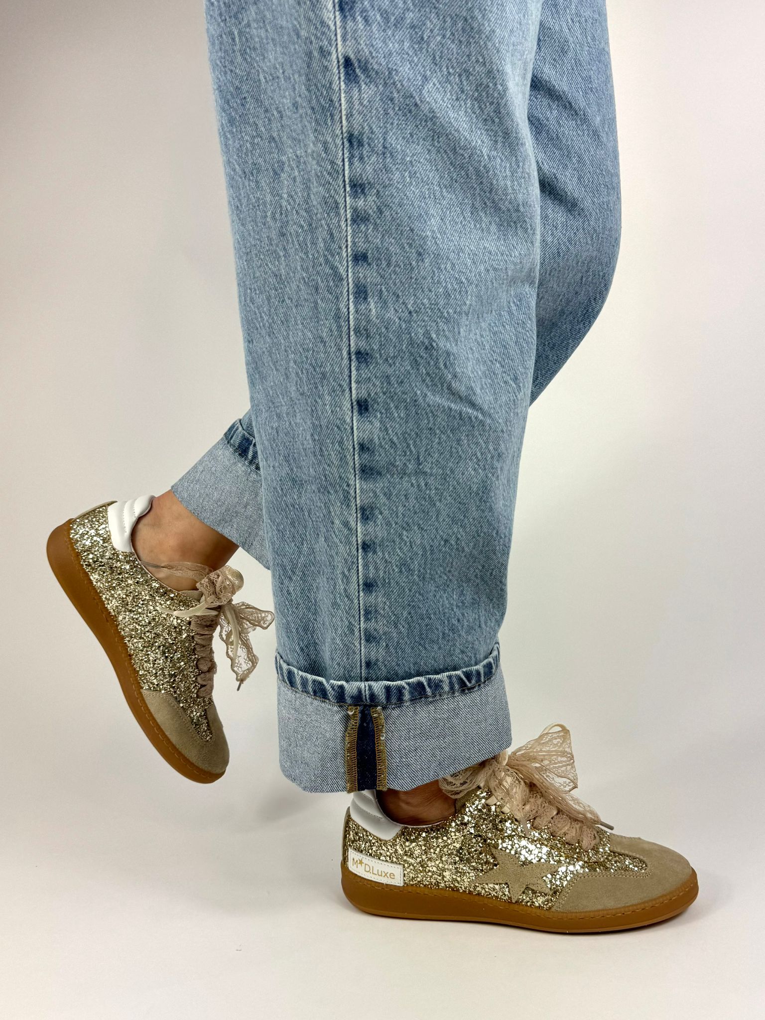 MÉLINÉ sneakers donna in glitter platino e suede taupe con toppone in pelle bianco e lacci in pizzo nude