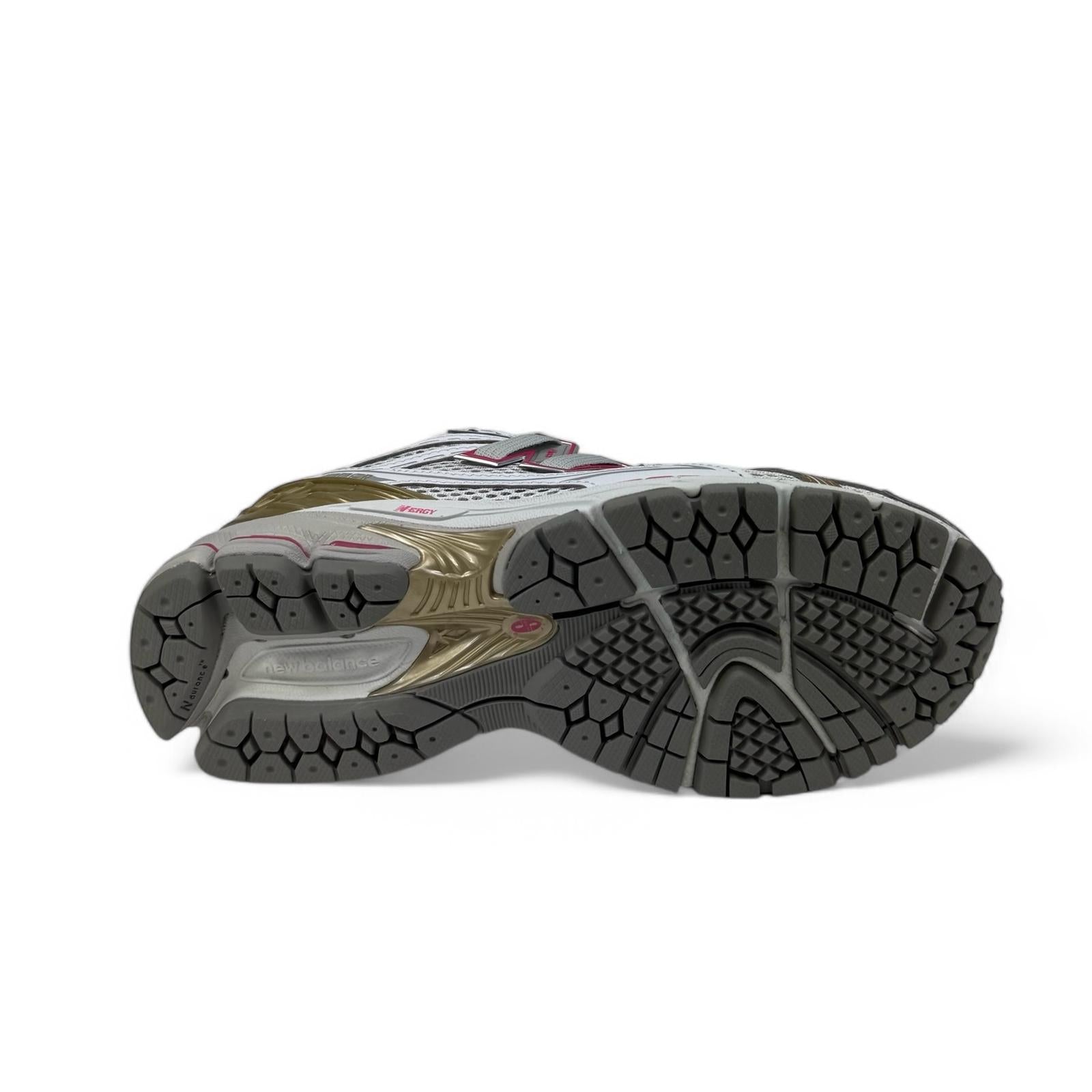 New Balance sneaker donna in mesh bianco, metallic gold e dettagli rosa