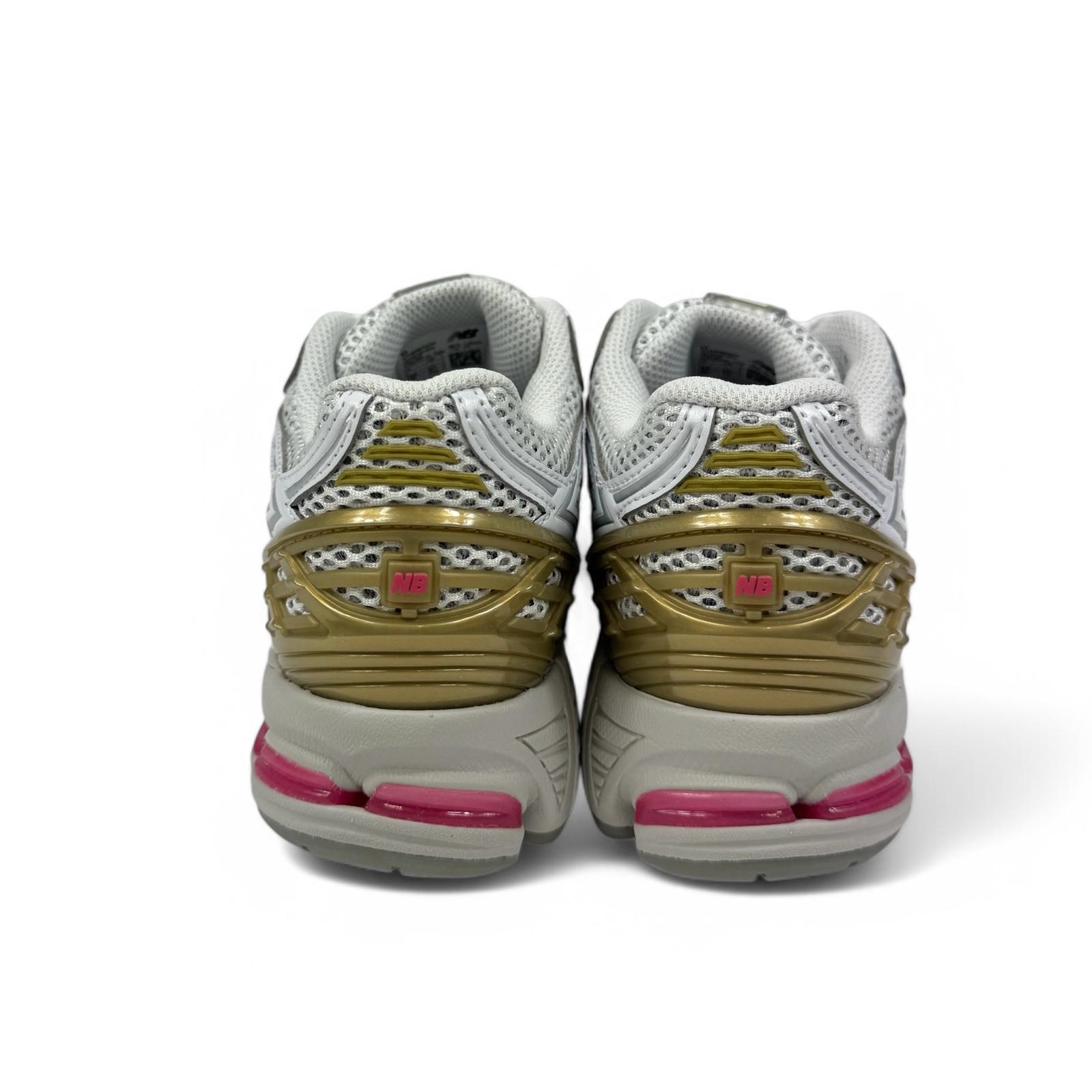 New Balance sneaker donna in mesh bianco, metallic gold e dettagli rosa