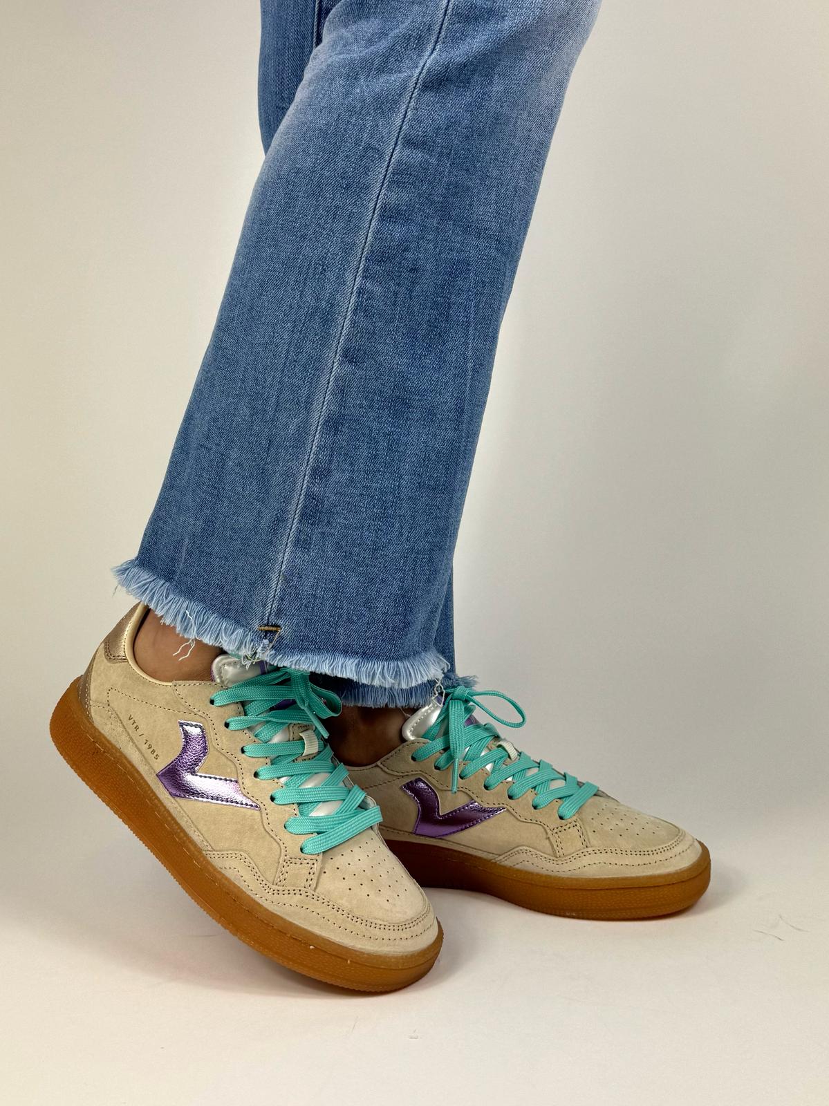 Victoria sneaker donna in suede beige con logo e gonfietto in laminato lilla e oro