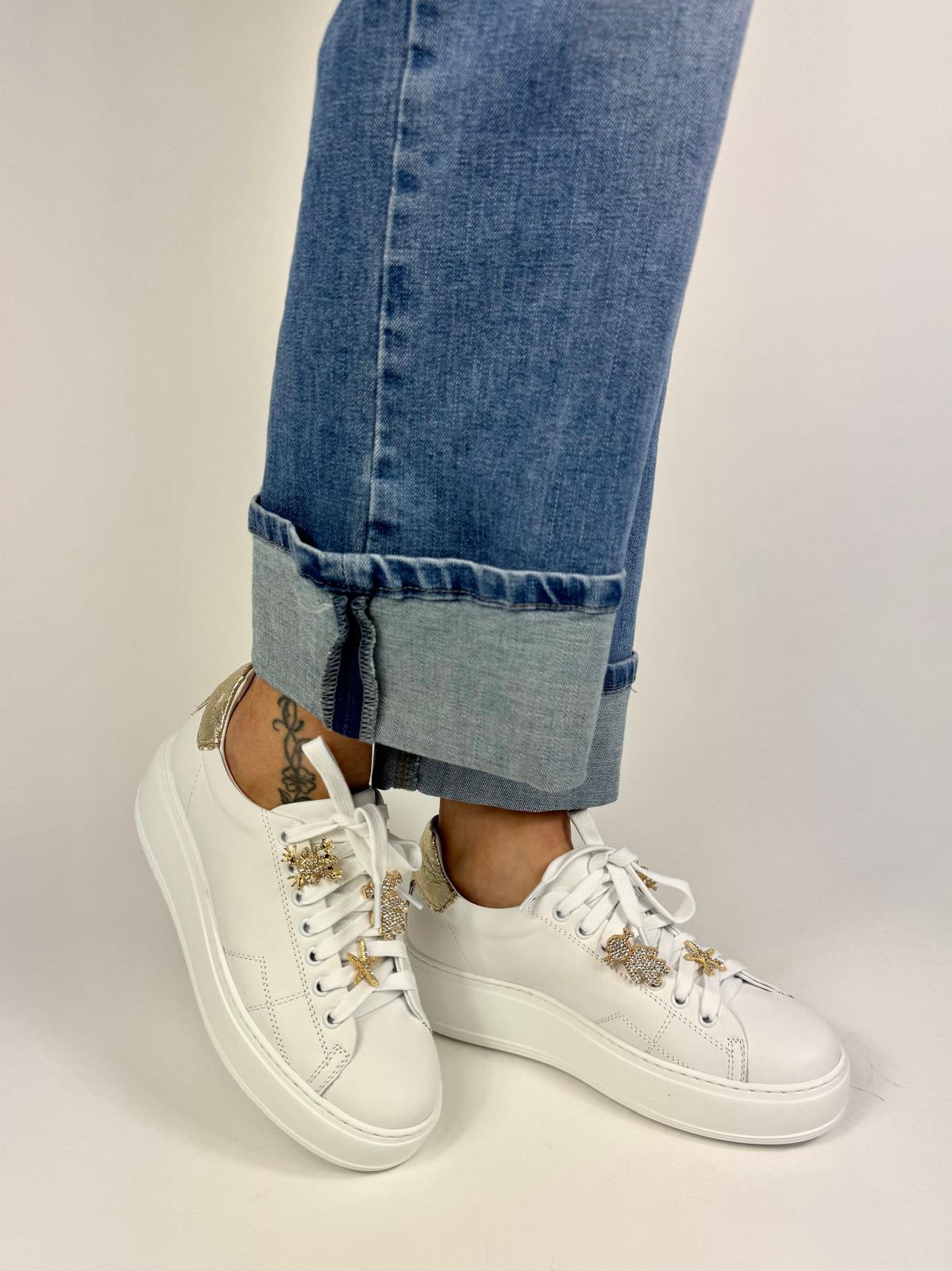 Crown sneakers donna in pelle bianca in toppone laminato oro e charms oro strass