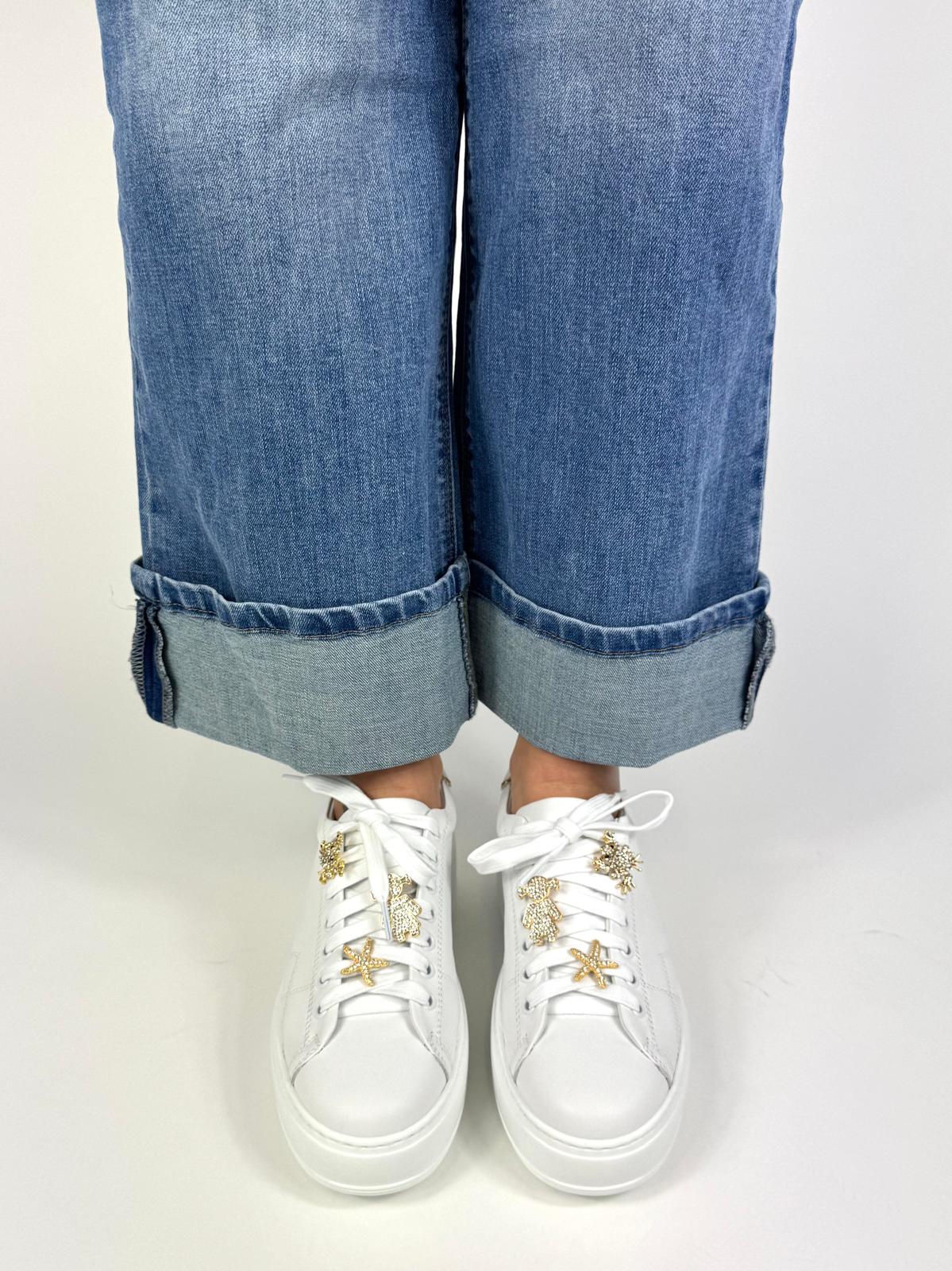Crown sneakers donna in pelle bianca in toppone laminato oro e charms oro strass