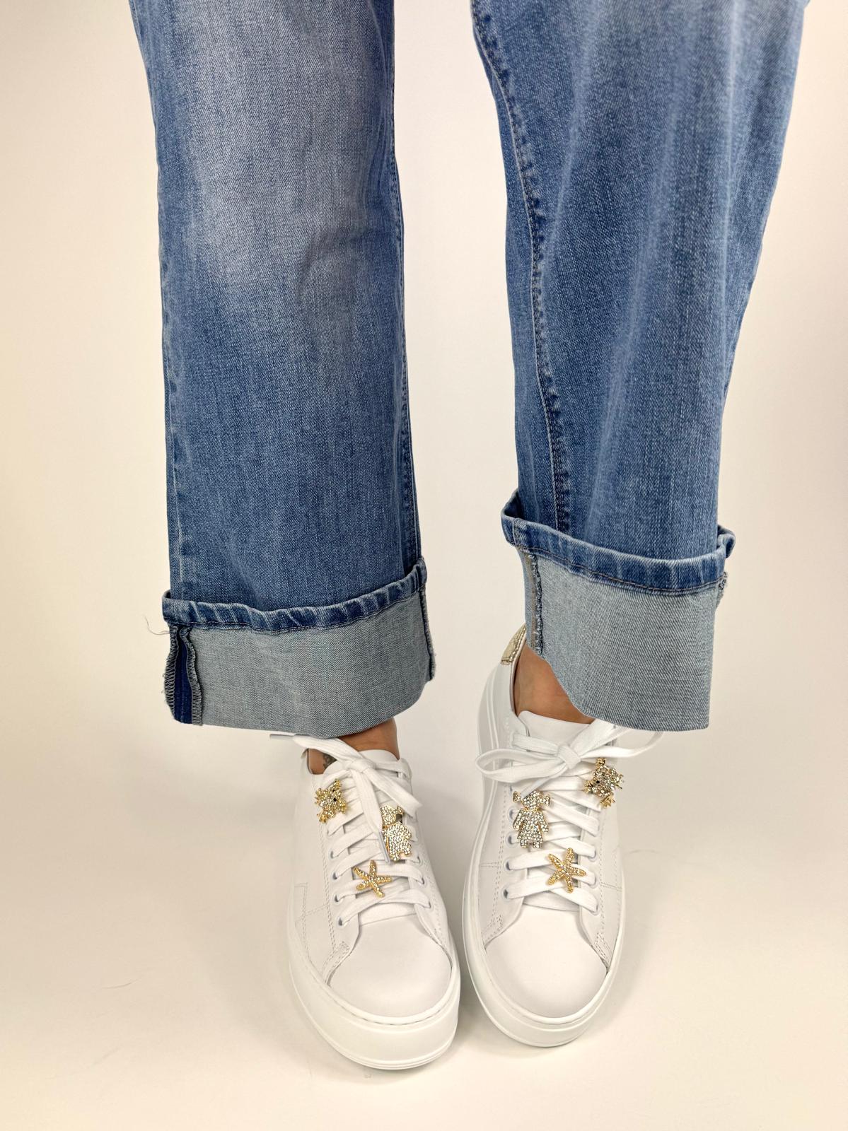 Crown sneakers donna in pelle bianca in toppone laminato oro e charms oro strass