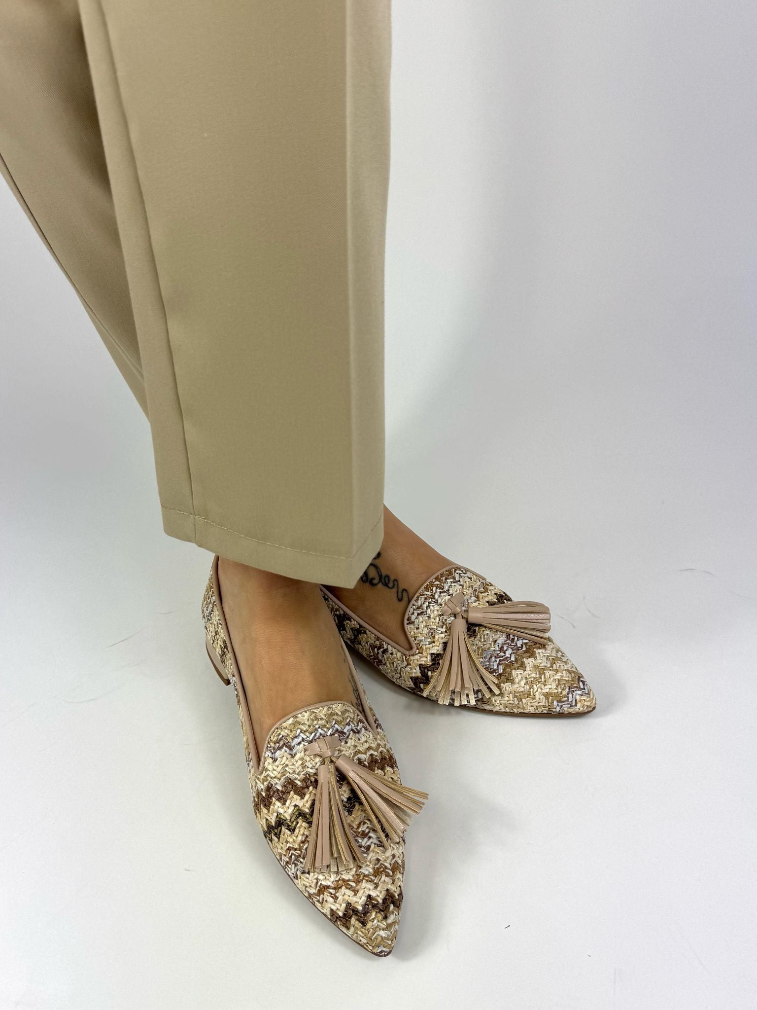 Bottega Lotti slipper donna in rafia beige e nude con nappe