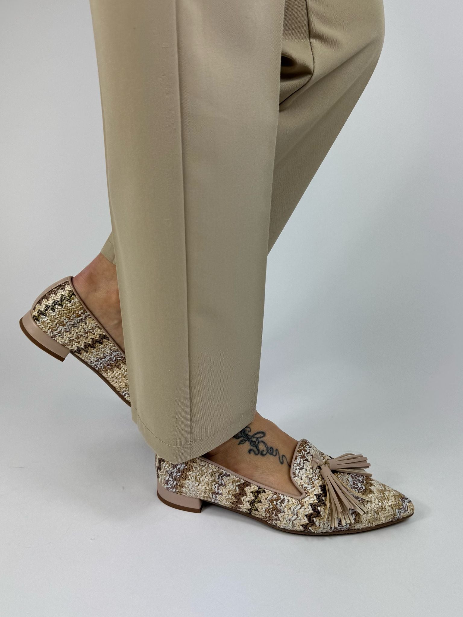 Bottega Lotti slipper donna in rafia beige e nude con nappe
