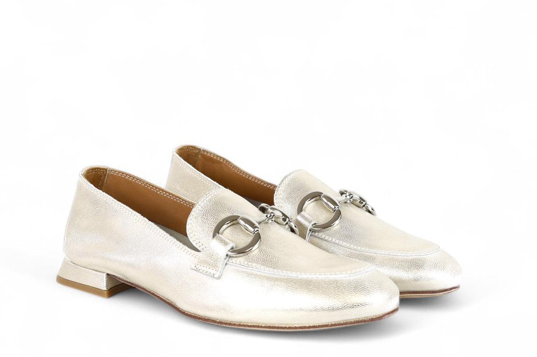 Divine Follie mocassini donna in laminato platino con morsetto argento