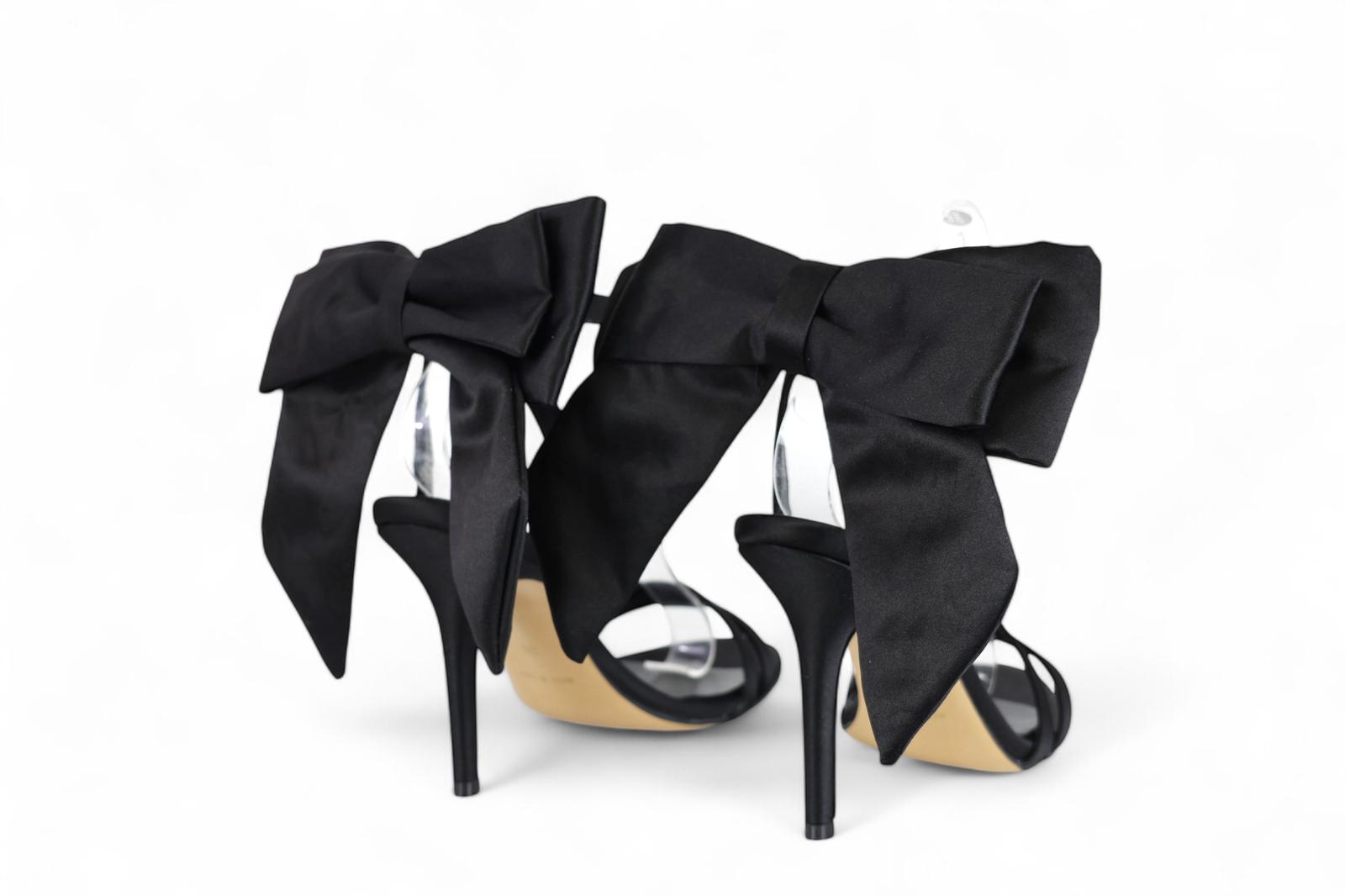 Divine Follie sandalo donna in raso nero e fiocco sul retro