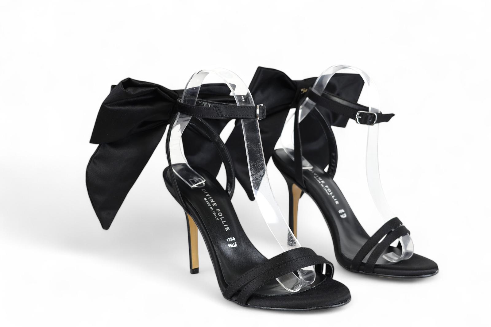 Divine Follie sandalo donna in raso nero e fiocco sul retro