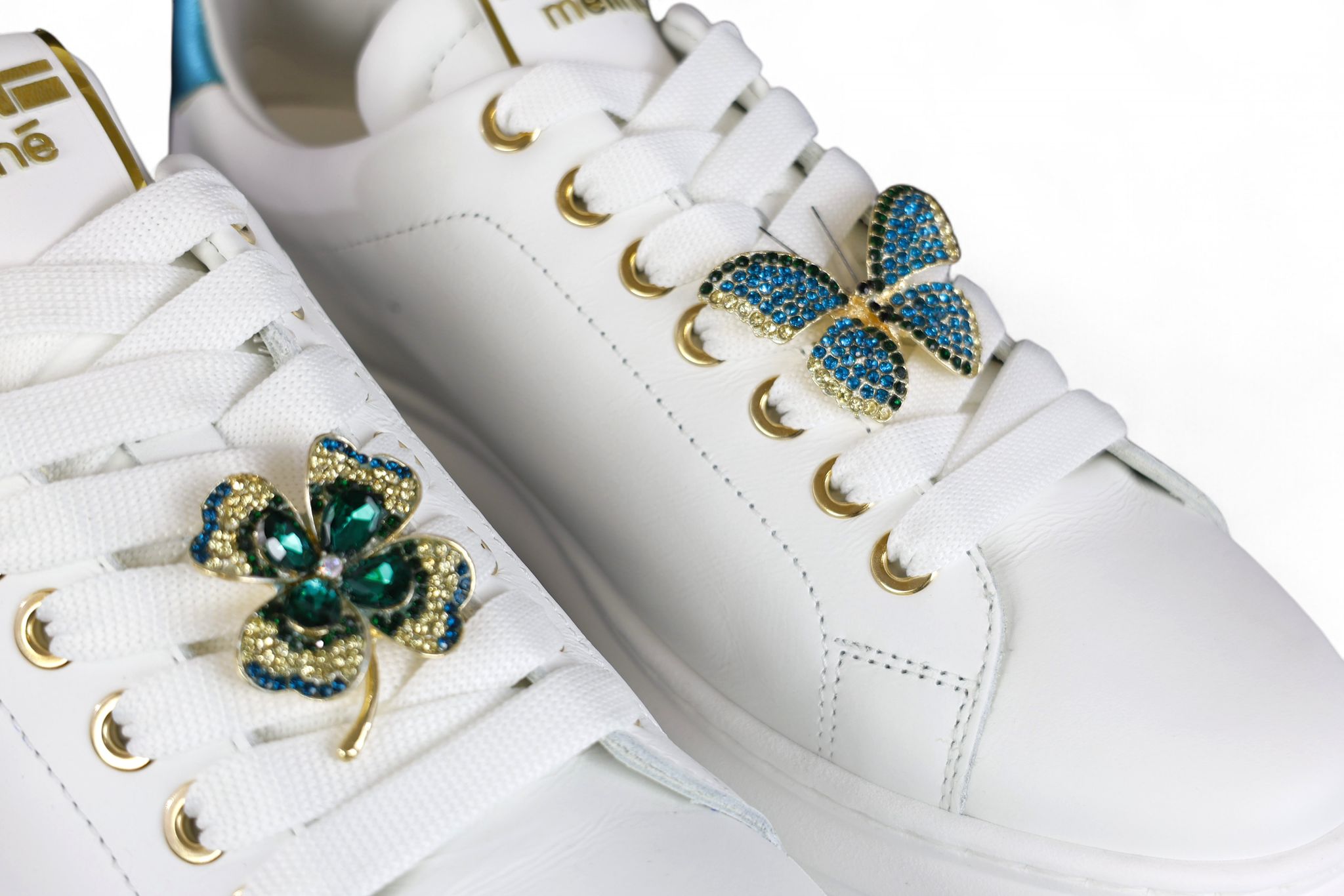 MÉLINÉ sneakers donna in pelle bianca con toppone laminato turchese e applicazioni strass
