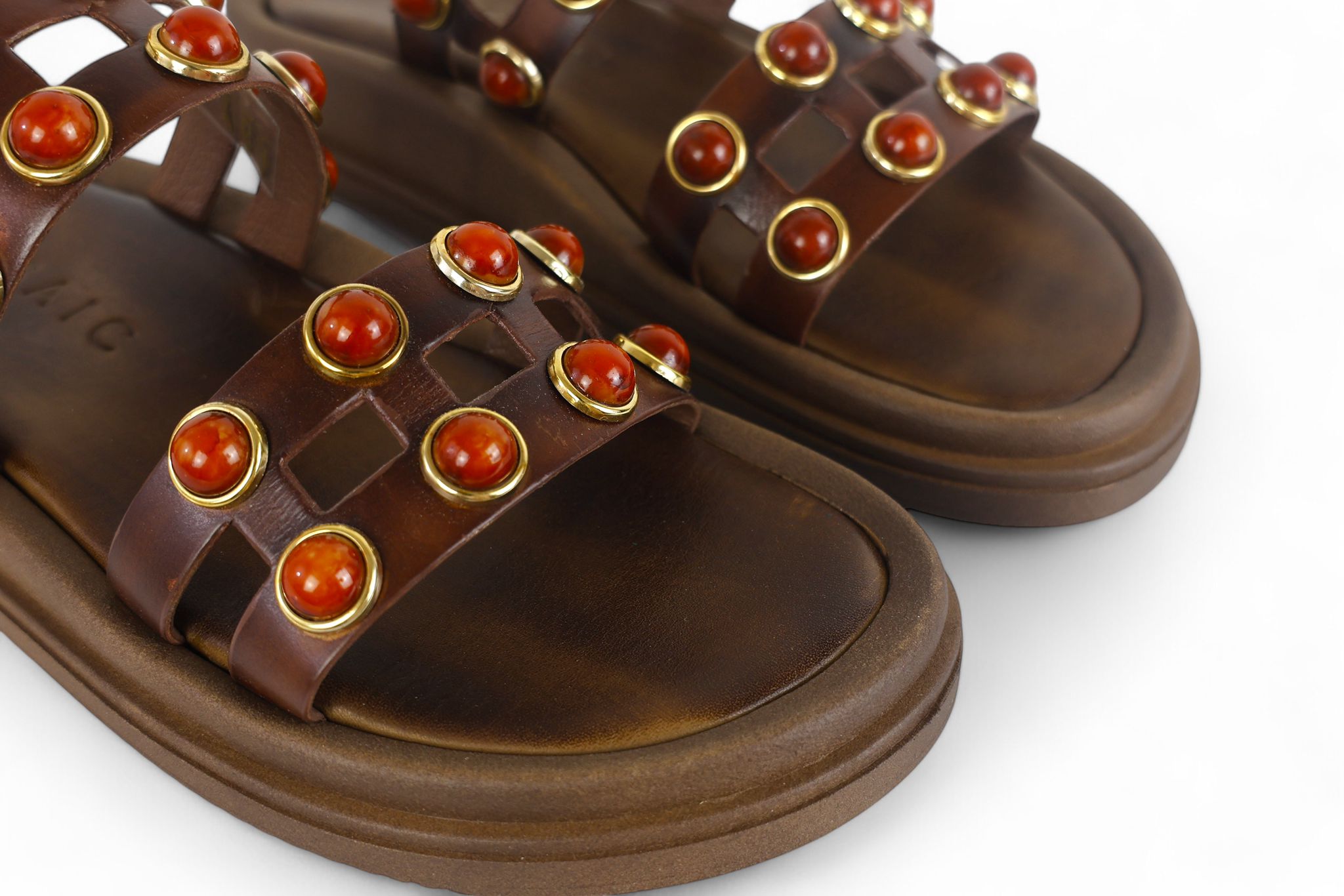 Mosaic slider donna in pelle marrone e borchie rosse e oro
