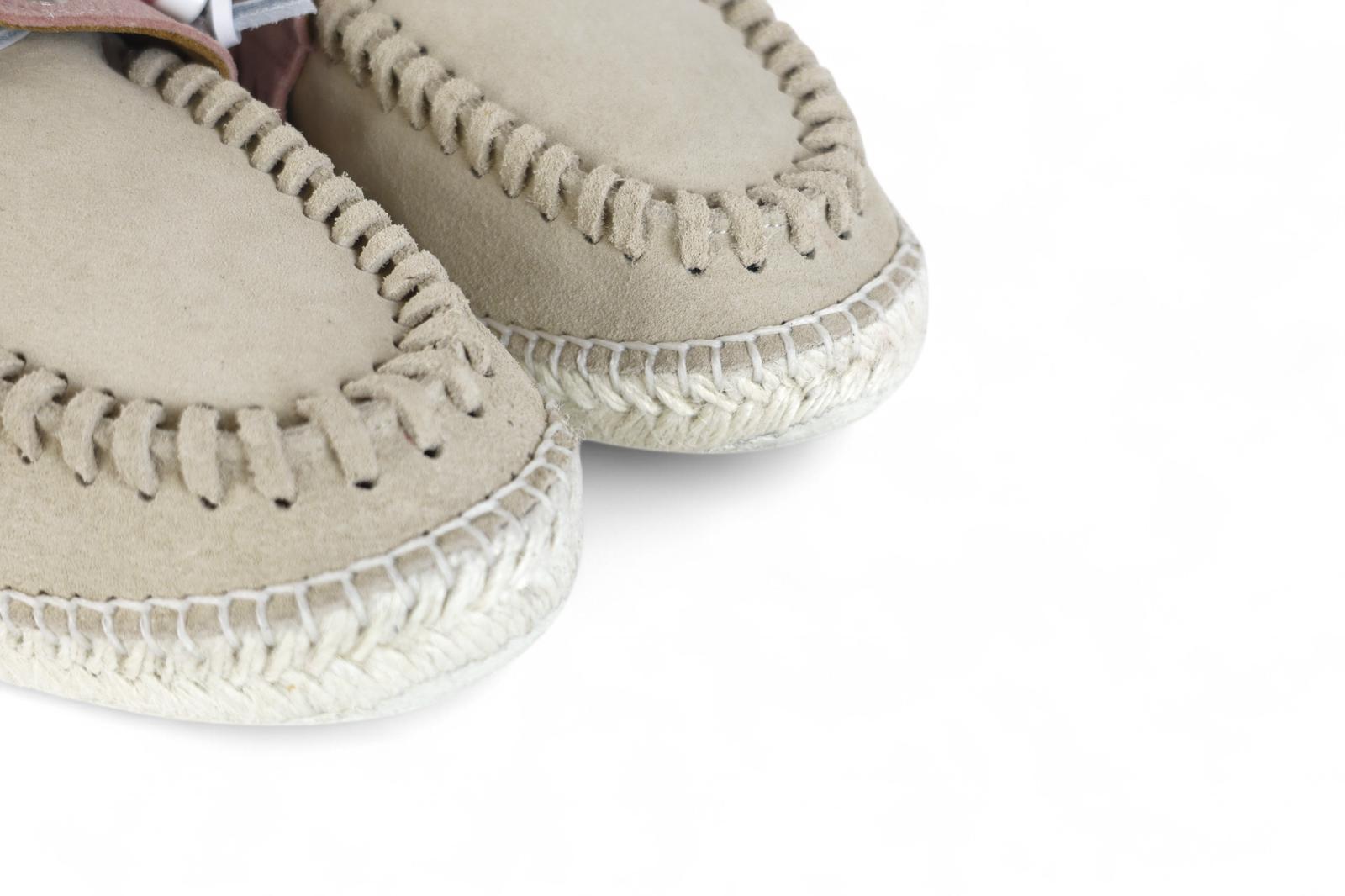 Lagoa barca donna in suede bicolor cipria e beige con frange e perline