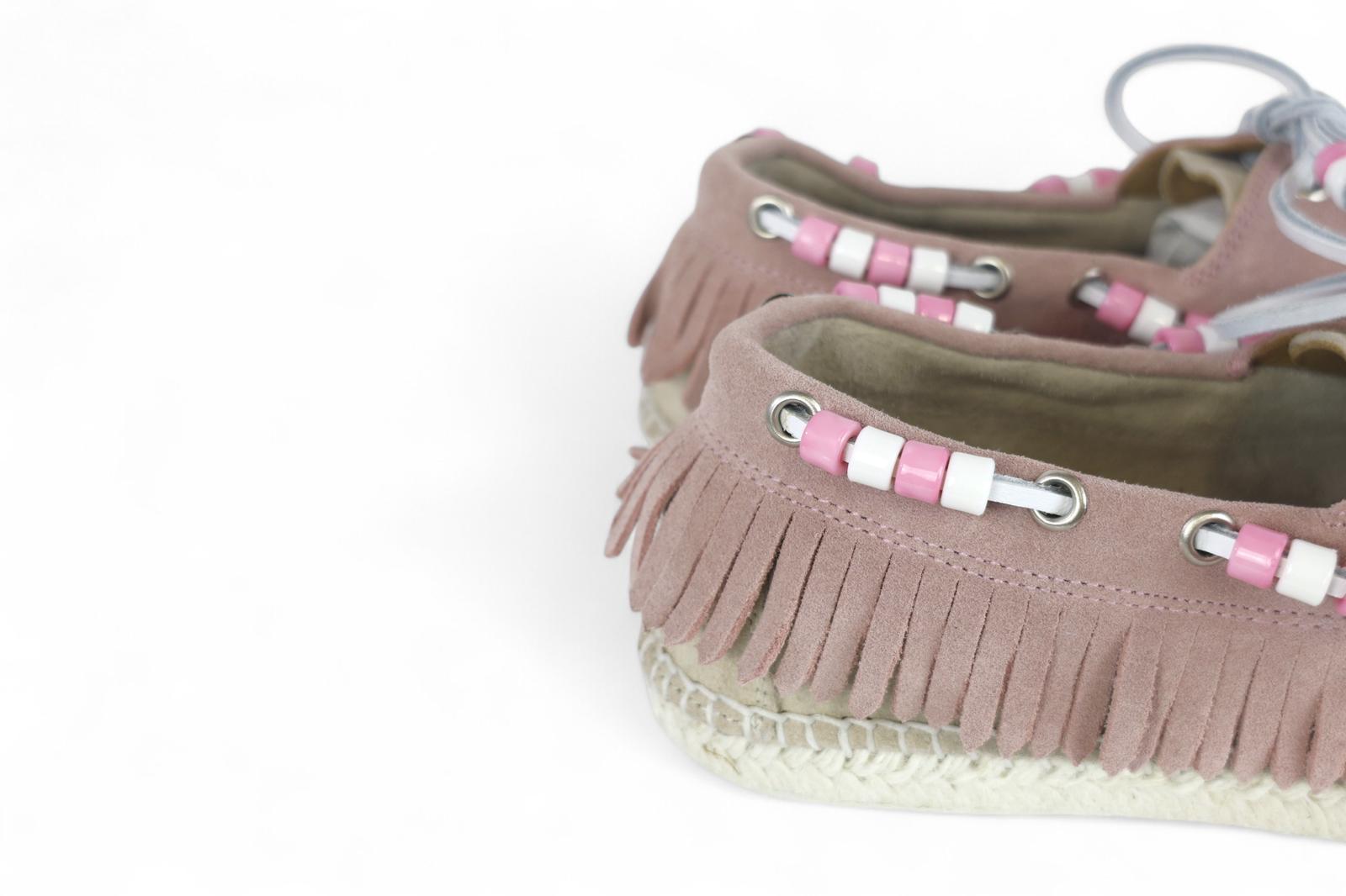 Lagoa barca donna in suede bicolor cipria e beige con frange e perline